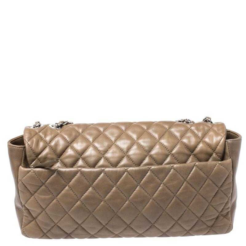 Chanel's flap bags are the most desirable and needless to say, iconic. This Classic Single flap comes made from leather and features the signature quilt. It has a leather-chain woven link along with a CC twist lock in silver-tone. The single flap