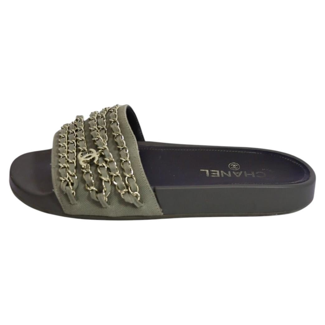 Chanel Sandalen mit Kettenverzierung in Khaki – EU 39 im Angebot