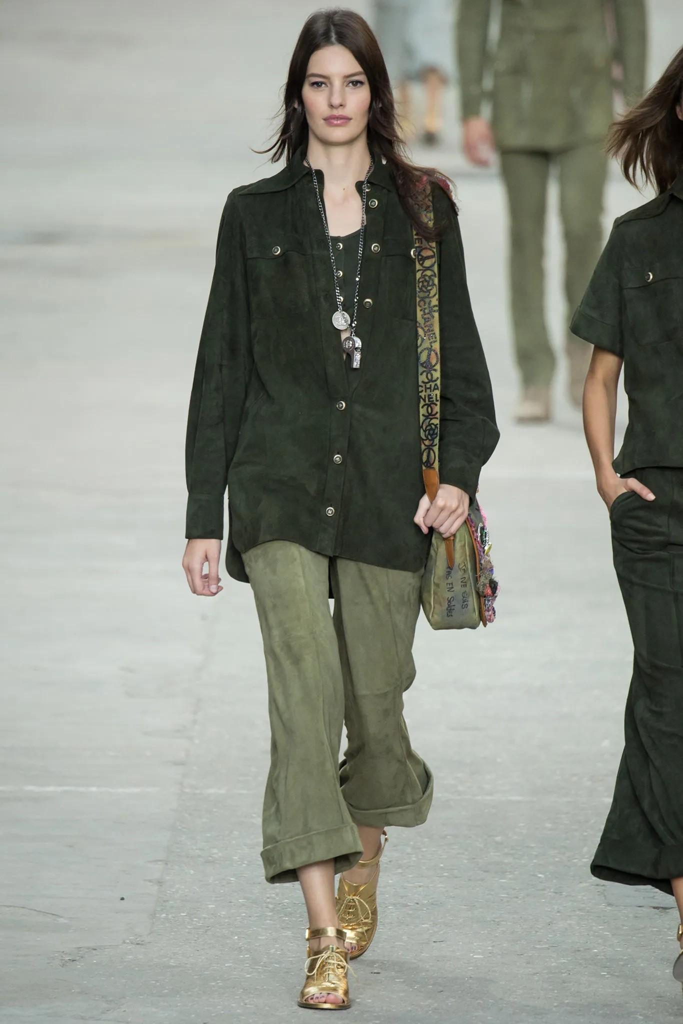 CHANEL khaki green canvas 15S ON THE PAVEMENTS SMALL GRAFFITI Messenger Bag 8