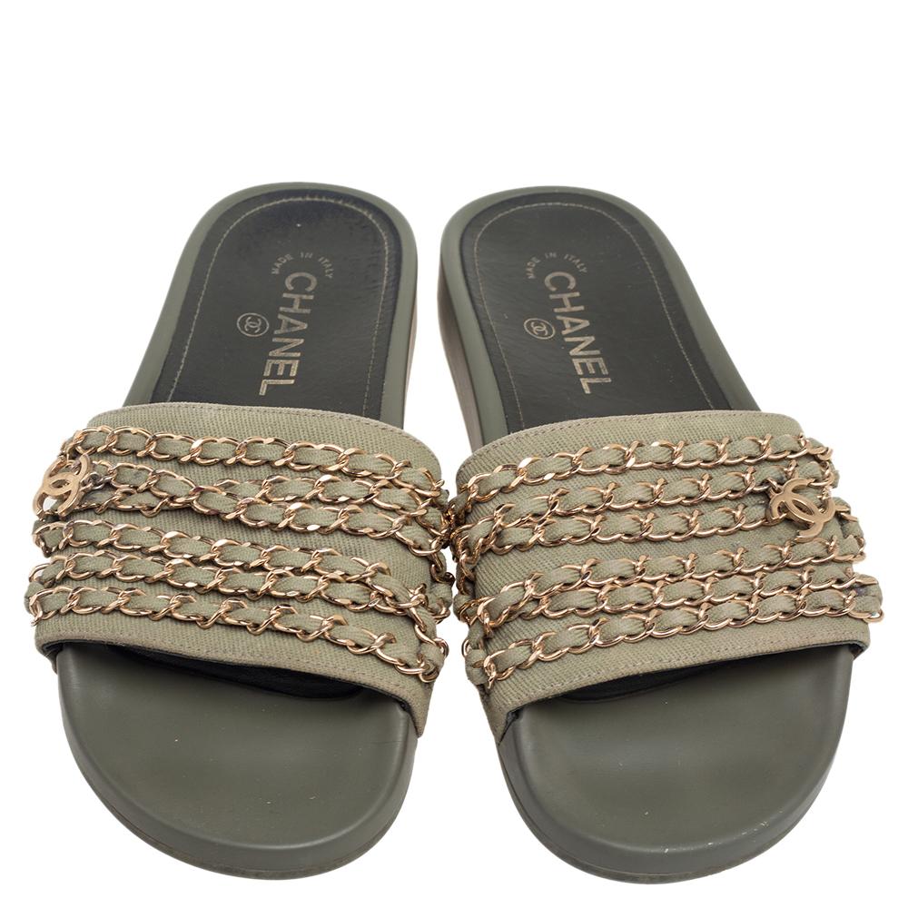 These Tropiconic slides by Chanel are simple yet elegant with their very casual design. The vamps with chain detail also feature the iconic interlocking CC charm accent for a signature touch.

