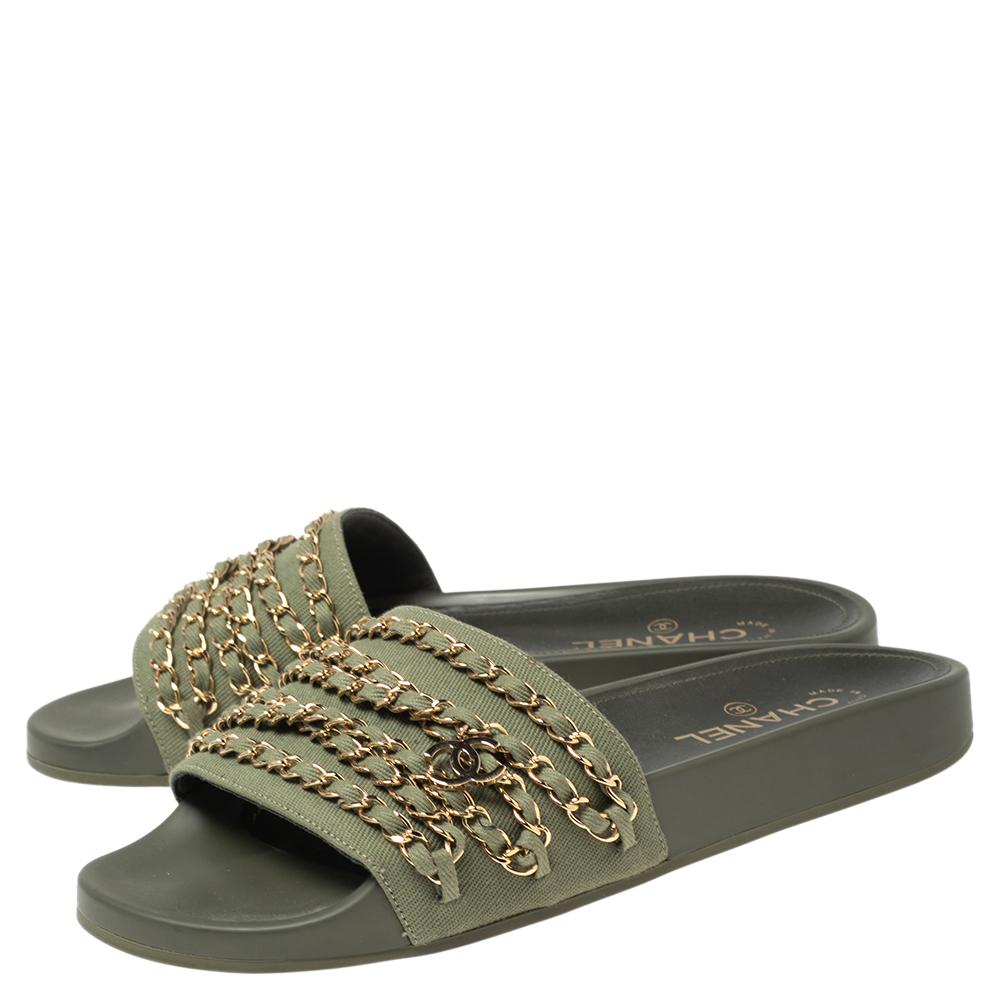 Chanel Khaki Green Fabric Tropiconic Chain Detail Flat Slide Sandals Size 41 In Good Condition In Dubai, Al Qouz 2
