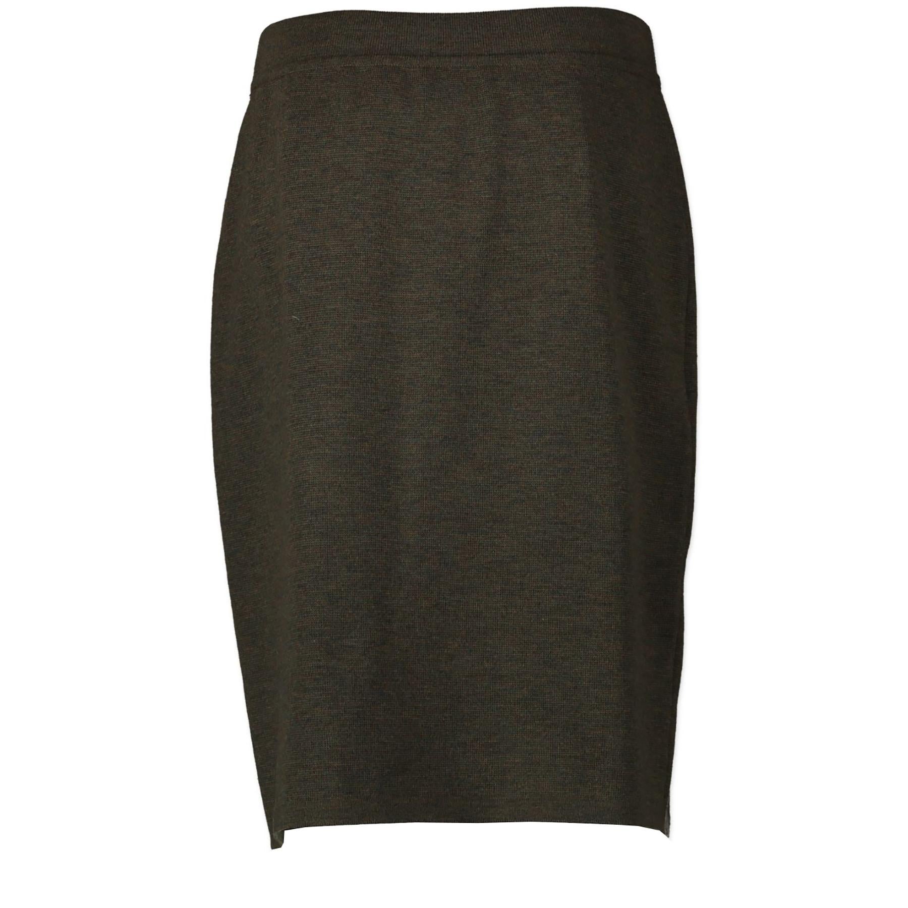 Very good preloved condition

Chanel Khaki Green Skirt

When we think of Chanel, we think of timeless and elegant designs and this skirt surely is no exception. This sophisticated skirt comes in a gorgeous khaki green colour and has a slim fit.