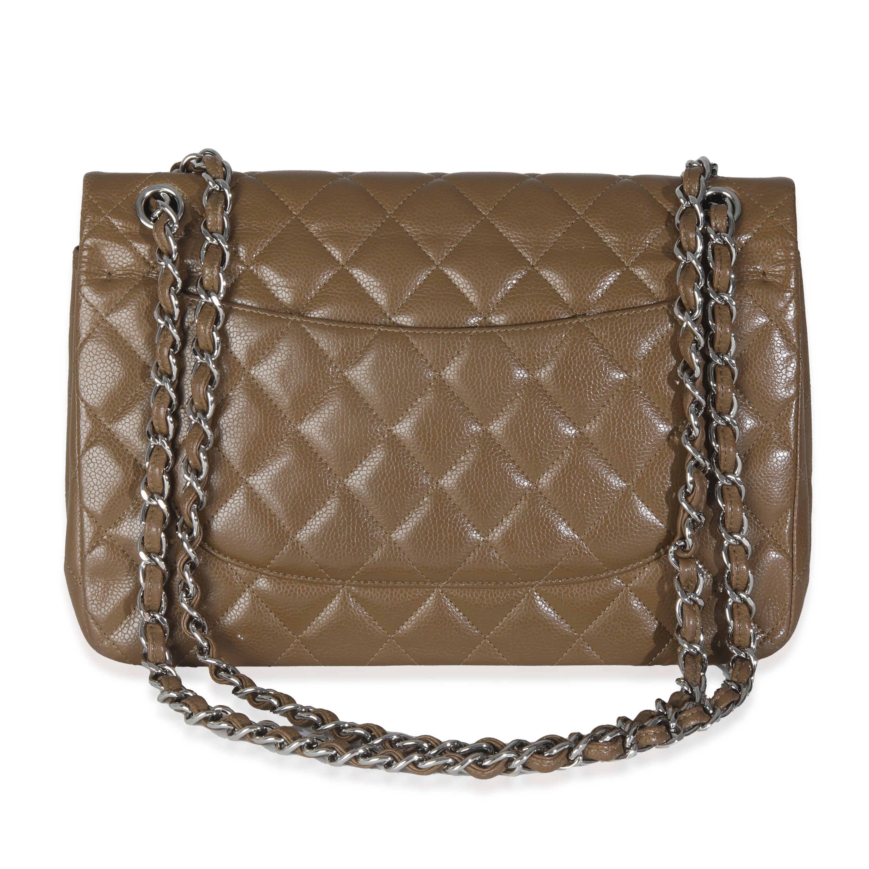 Auflistung Titel: Chanel Khaki gesteppte Kaviar Jumbo Tasche mit doppelter Klappe
SKU: 145919
Zustand: Gebraucht 
Beschreibung des Zustands: Die Überschlagtasche von Chanel ist ein zeitloser Klassiker, der nie aus der Mode kommt. Sie stammt aus dem