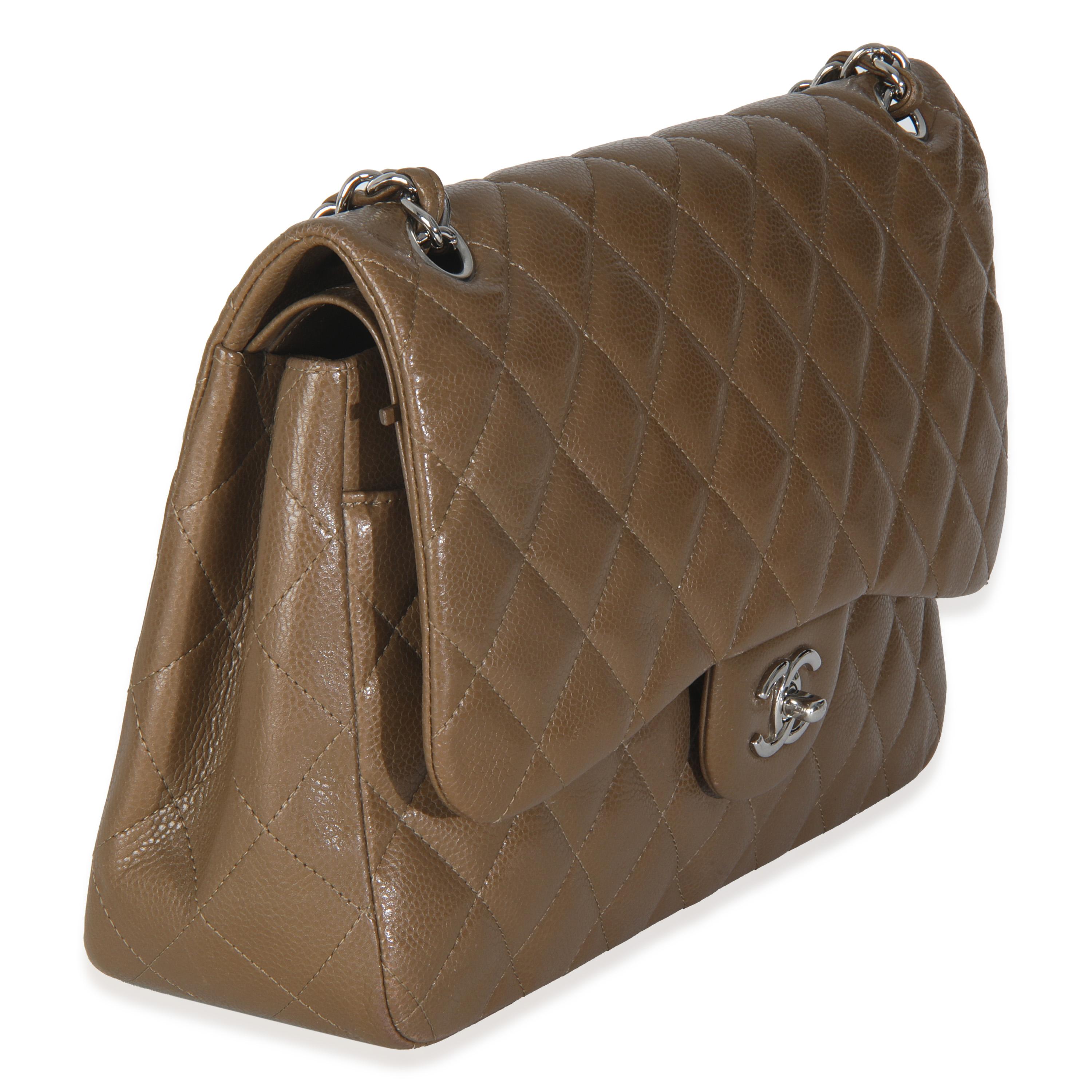 Chanel Khaki gesteppte Kaviar Jumbo Tasche mit doppelter Klappe (Braun) im Angebot