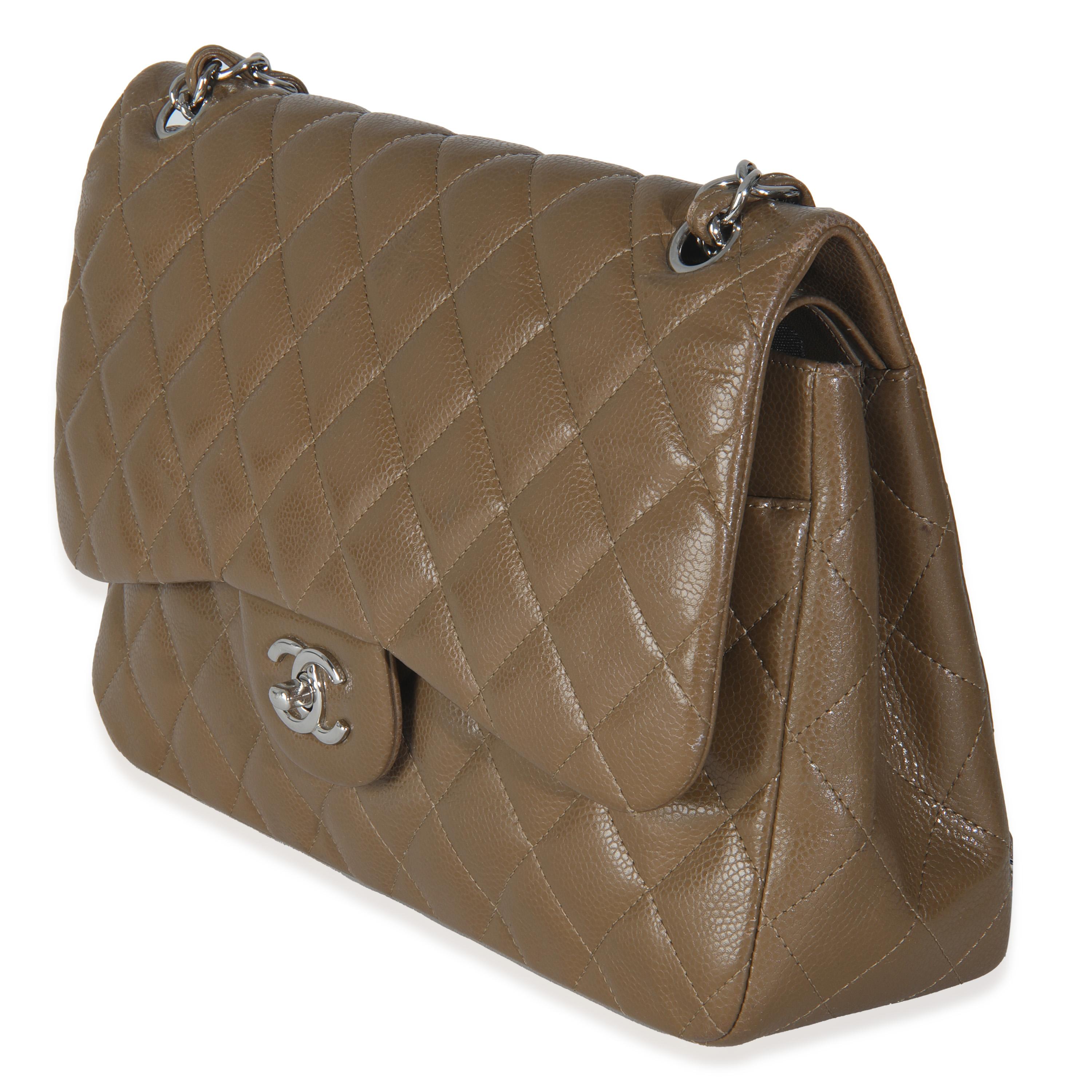 Chanel Khaki gesteppte Kaviar Jumbo Tasche mit doppelter Klappe im Zustand „Gut“ im Angebot in New York, NY