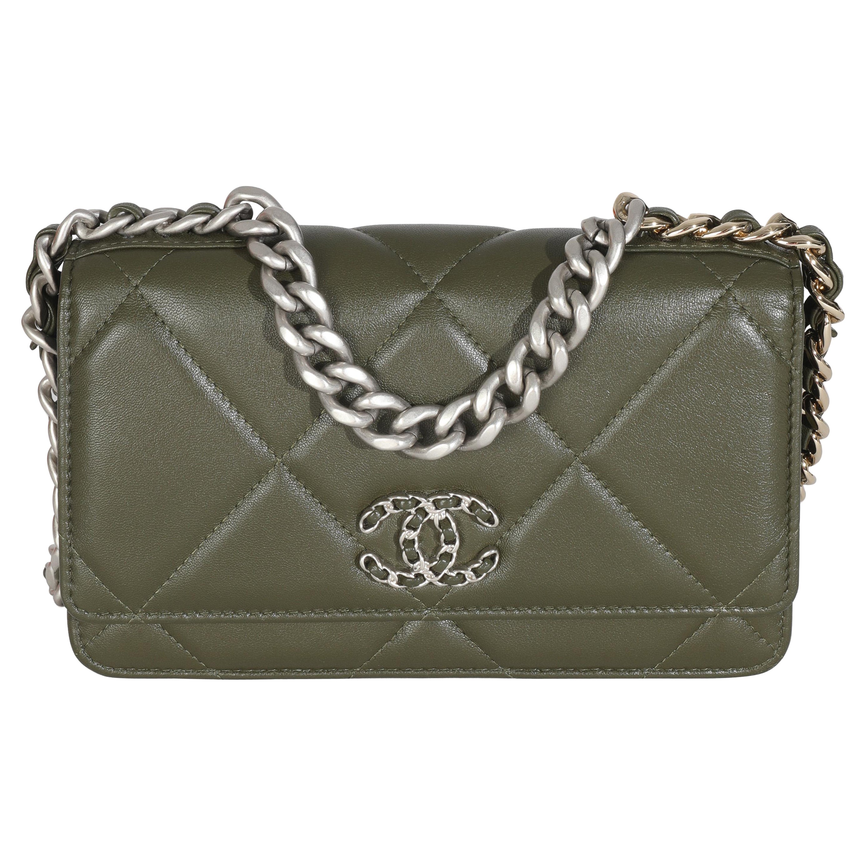 Portafoglio Chanel Khaki Trapuntato in Pelle di Capra Chanel 19 con Catena