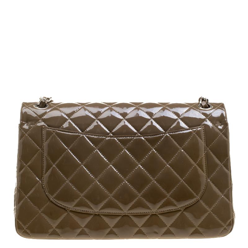 Chanel's Flap bags are the most iconic handbags. The classic double flap bag is crafted from patent leather and features the iconic quilted pattern. It has a chain and leather interwoven strap along with a CC twist lock closure in silver tone. The