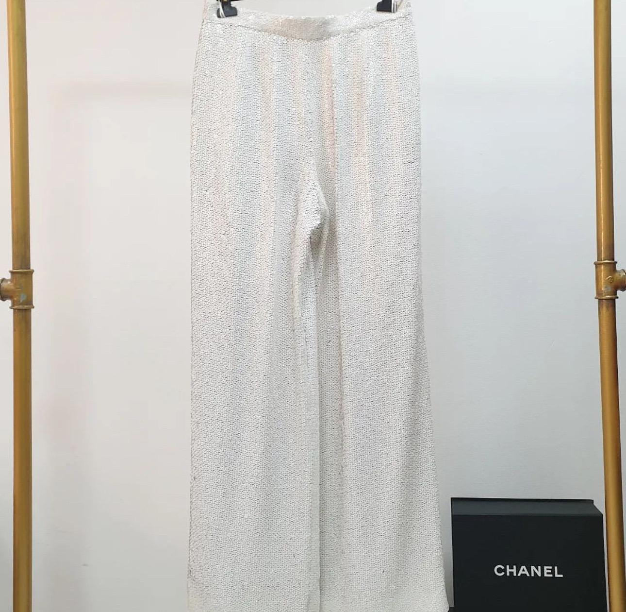 Wunderschöne weiße Chanel-Hose mit Paillettenverzierung, wie sie auf der MET GALA an Kirsten Stewart zu sehen war. 
Vom Laufsteg der Herbst 2019 ''In The Snow'' Collection by Kalr Lagerfeld. 
Ähnliche Hosen in der aktuellen Collection'S gehen mit