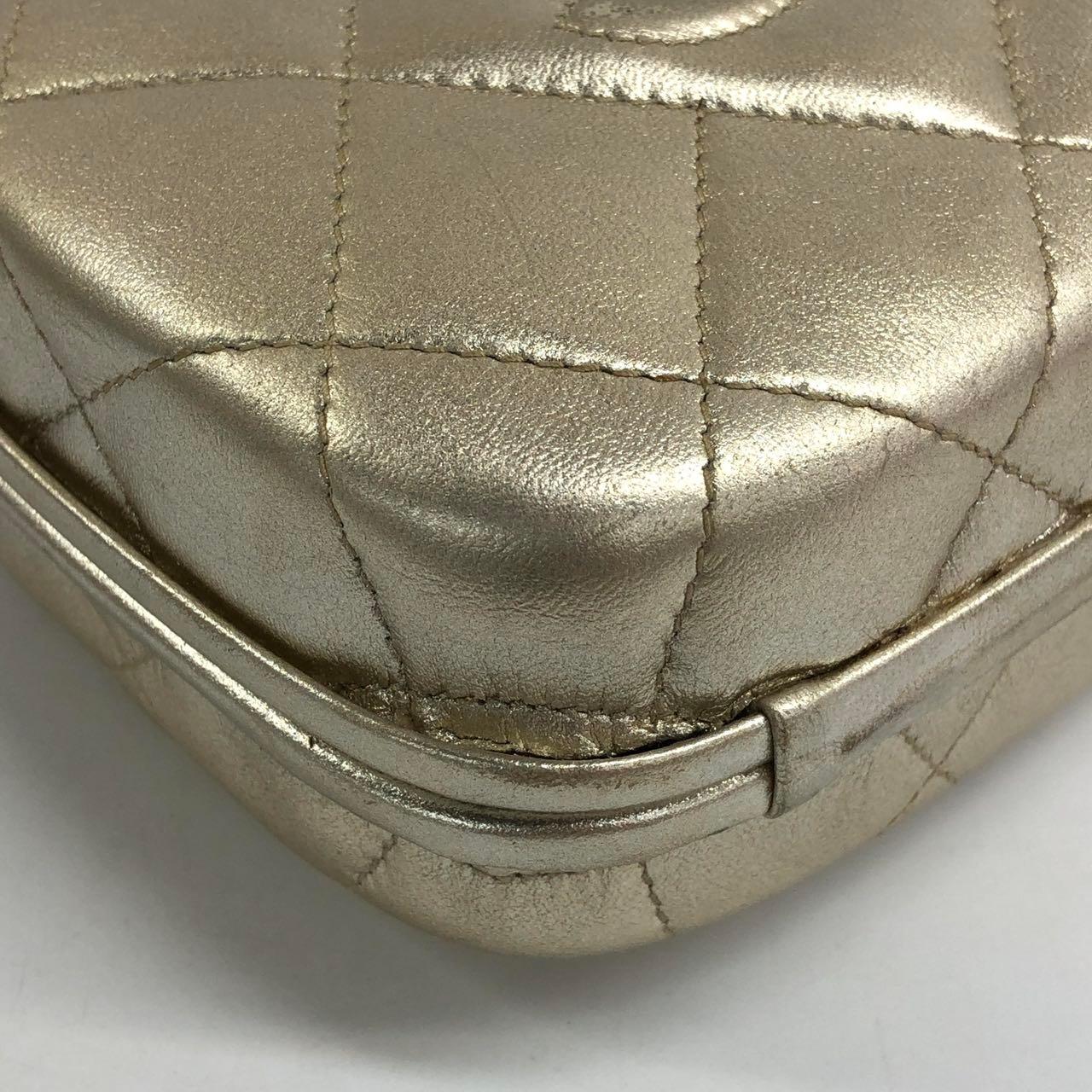 Chanel Kiss Lock Clasp Bag Super Mini Gold Lammfell Leder Crossbody Bag im Angebot 6