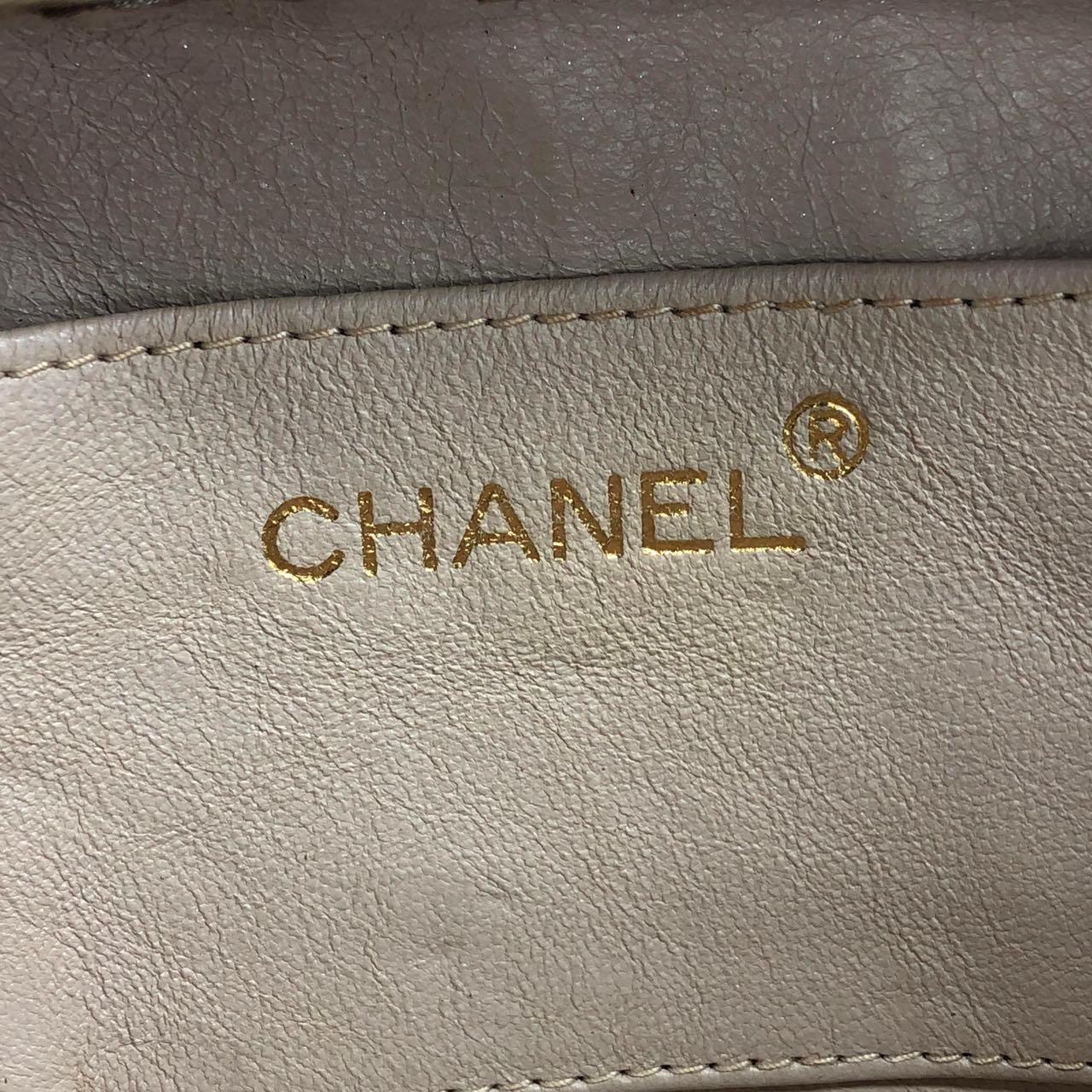 Chanel Kiss Lock Clasp Bag Super Mini Gold Lammfell Leder Crossbody Bag im Angebot 10