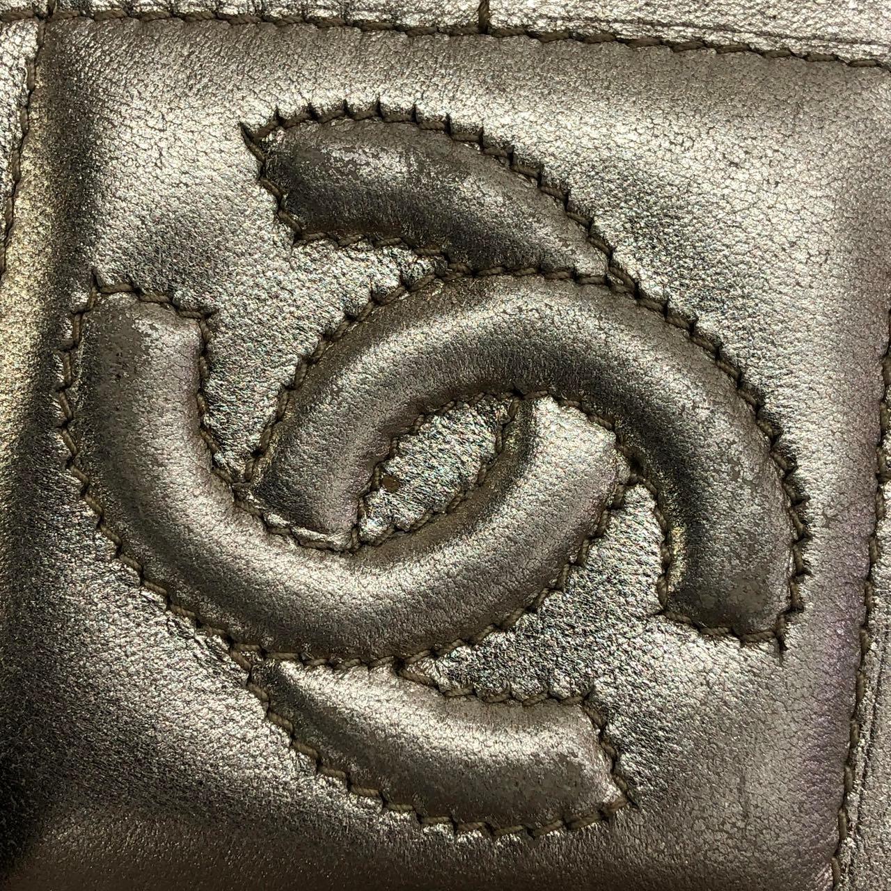 Chanel Kiss Lock Clasp Bag Super Mini Gold Lammfell Leder Crossbody Bag im Angebot 13