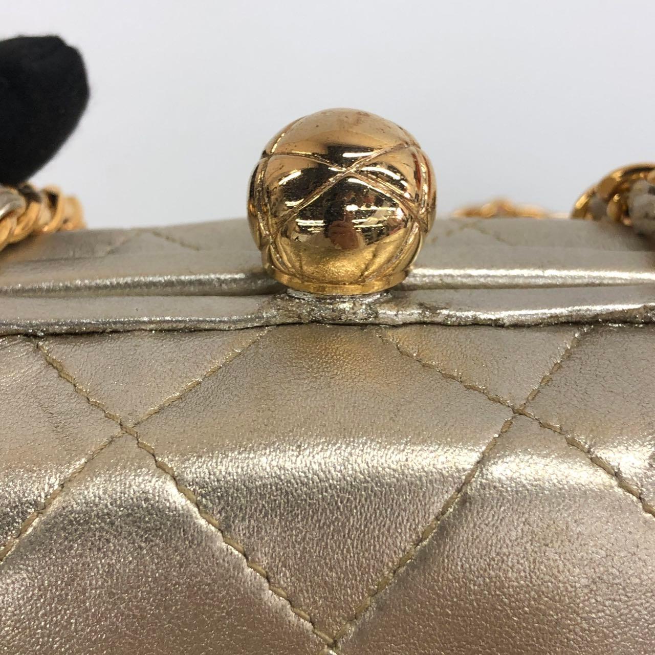 Chanel Kiss Lock Clasp Bag Super Mini Gold Lammfell Leder Crossbody Bag im Angebot 14