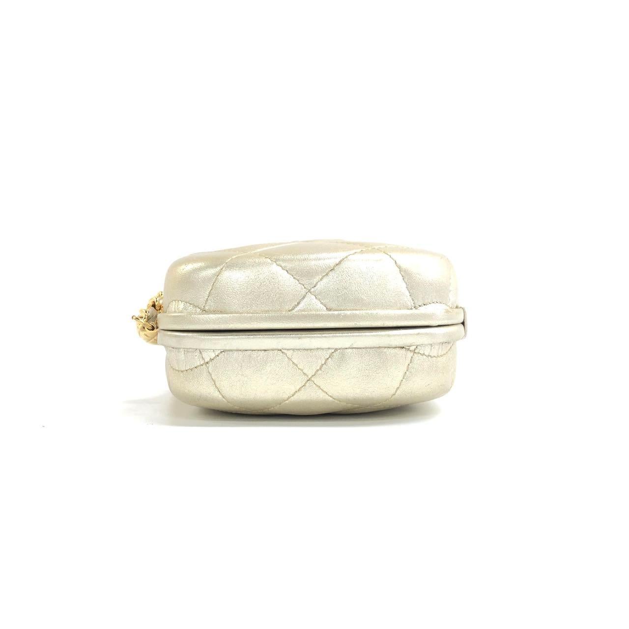 Chanel Kiss Lock Clasp Bag Super Mini Gold Lammfell Leder Crossbody Bag im Zustand „Gut“ im Angebot in AUBERVILLIERS, FR