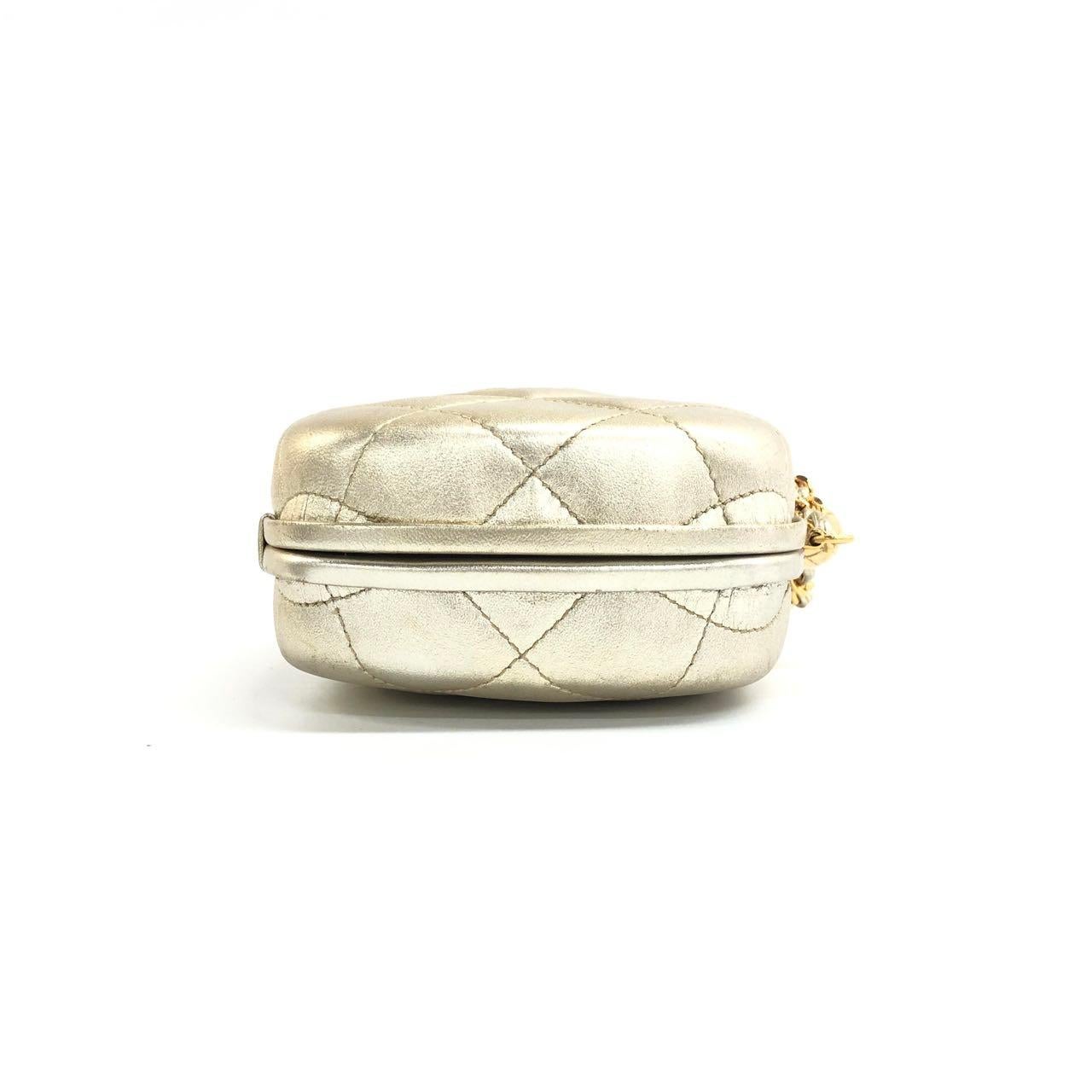 Chanel Kiss Lock Clasp Bag Super Mini Gold Lammfell Leder Crossbody Bag Damen im Angebot
