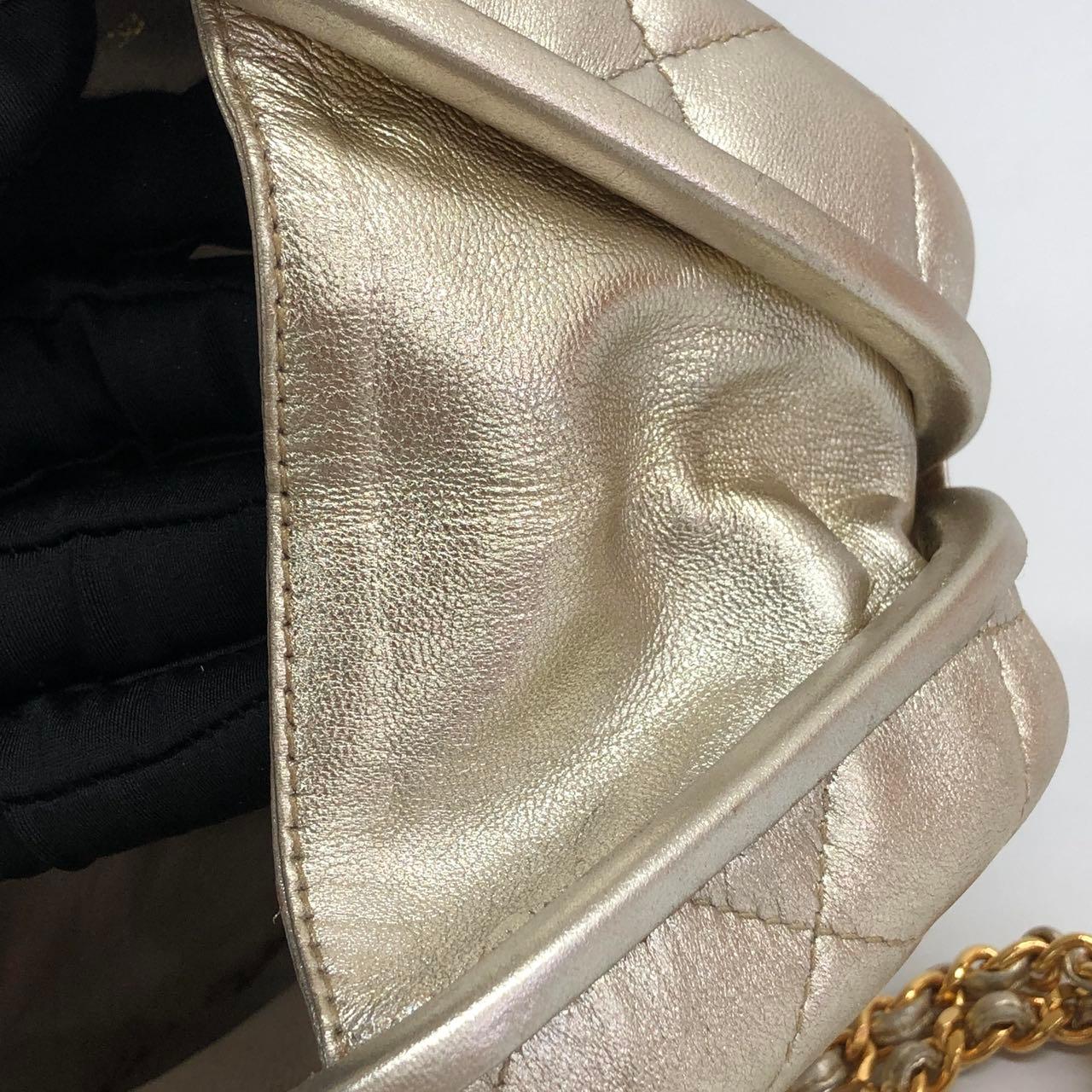 Chanel Kiss Lock Clasp Bag Super Mini Gold Lammfell Leder Crossbody Bag im Angebot 2