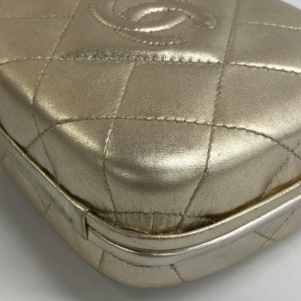 Chanel Kiss Lock Clasp Bag Super Mini Gold Lammfell Leder Crossbody Bag im Angebot 3