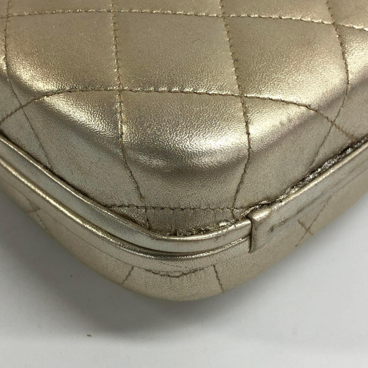 Chanel Kiss Lock Clasp Bag Super Mini Gold Lammfell Leder Crossbody Bag im Angebot 4