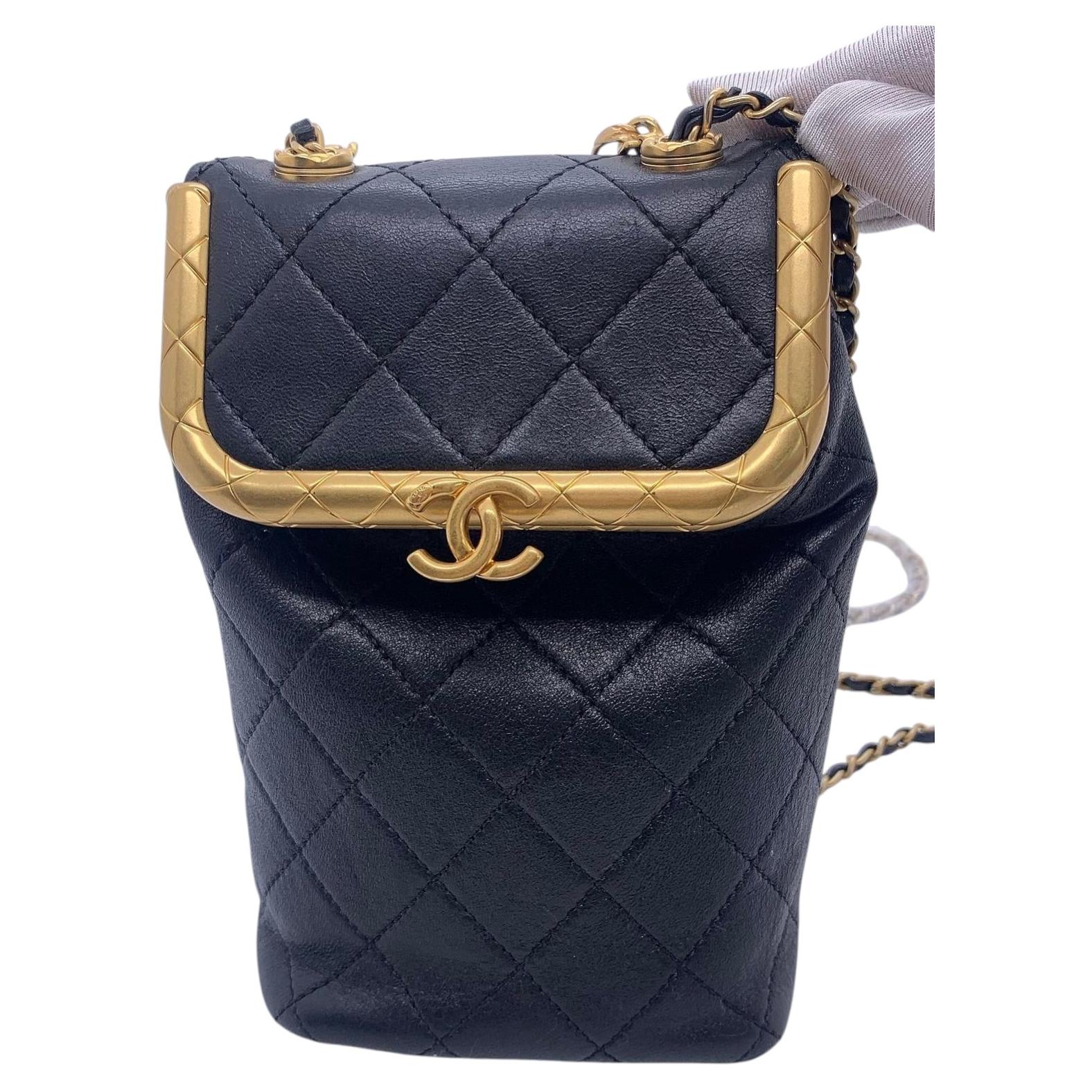 Chanel Kiss Lock Mini in pelle d'agnello nera con hardware dorato, borsa a tracolla con patta in vendita