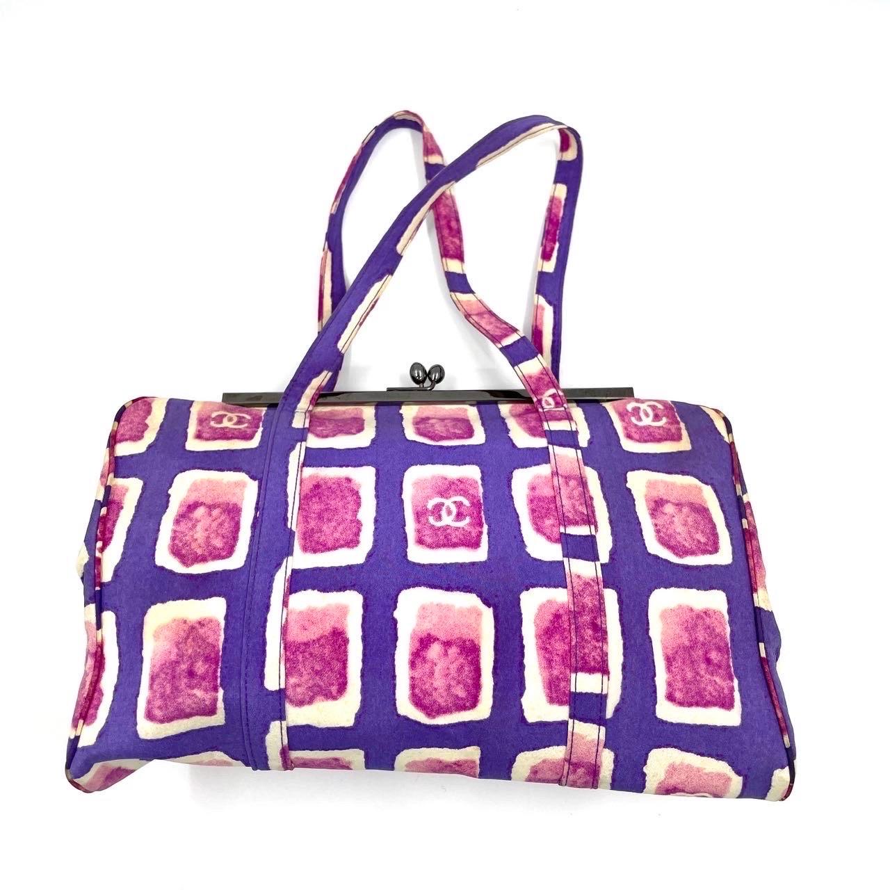 ÉTAT : BON

Ce sac à main Chanel multicolore d'occasion / preloved est en bon état avec des signes d'usure modérés. Légers frottements sur les coins. Taches à l'extérieur et à l'intérieur. Le matériel est terni. 

DÉTAILS :

Sac à main
