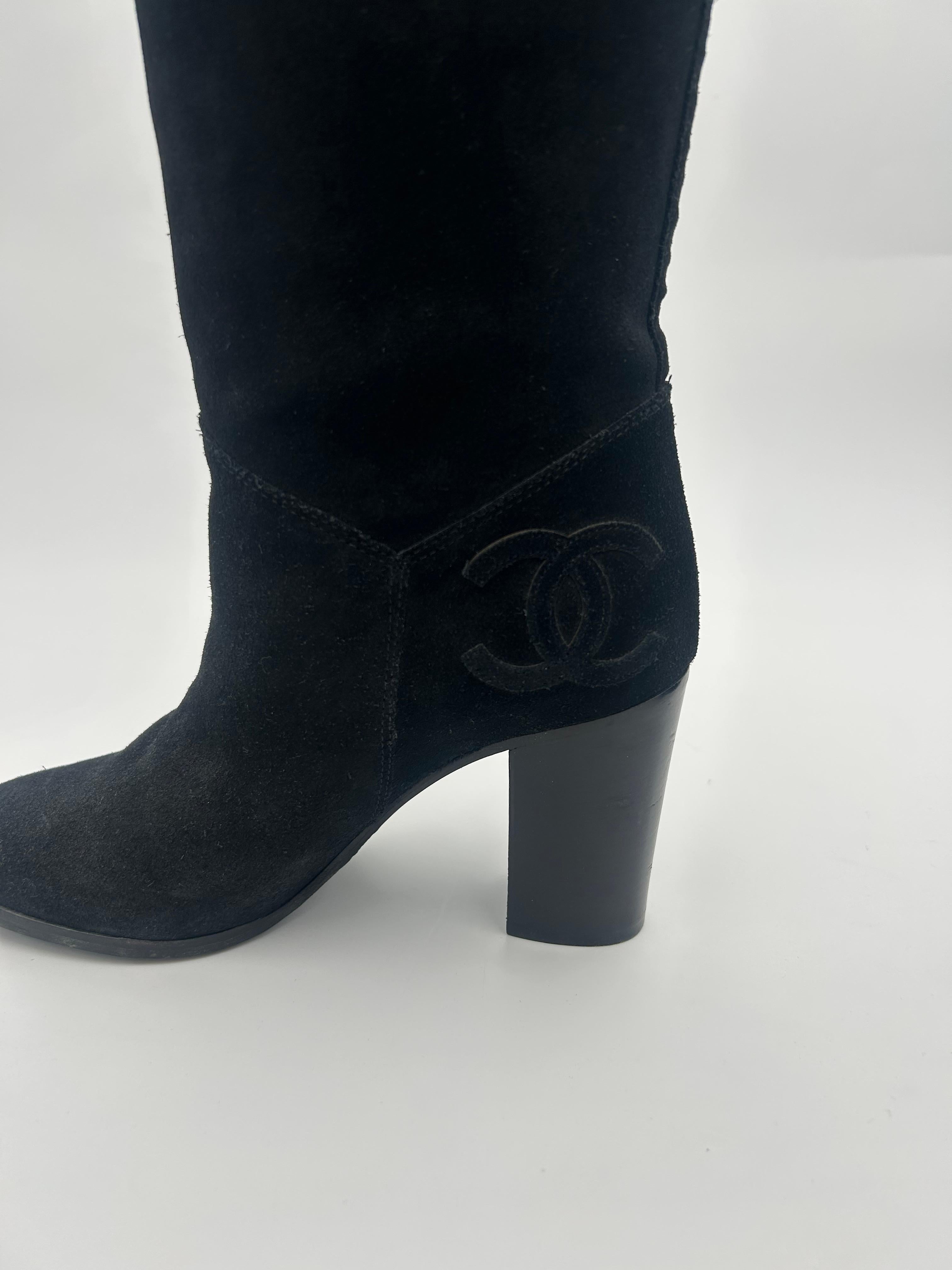 Chanel Knee High Black Suede Boots im Zustand „Hervorragend“ im Angebot in Palm Beach, FL