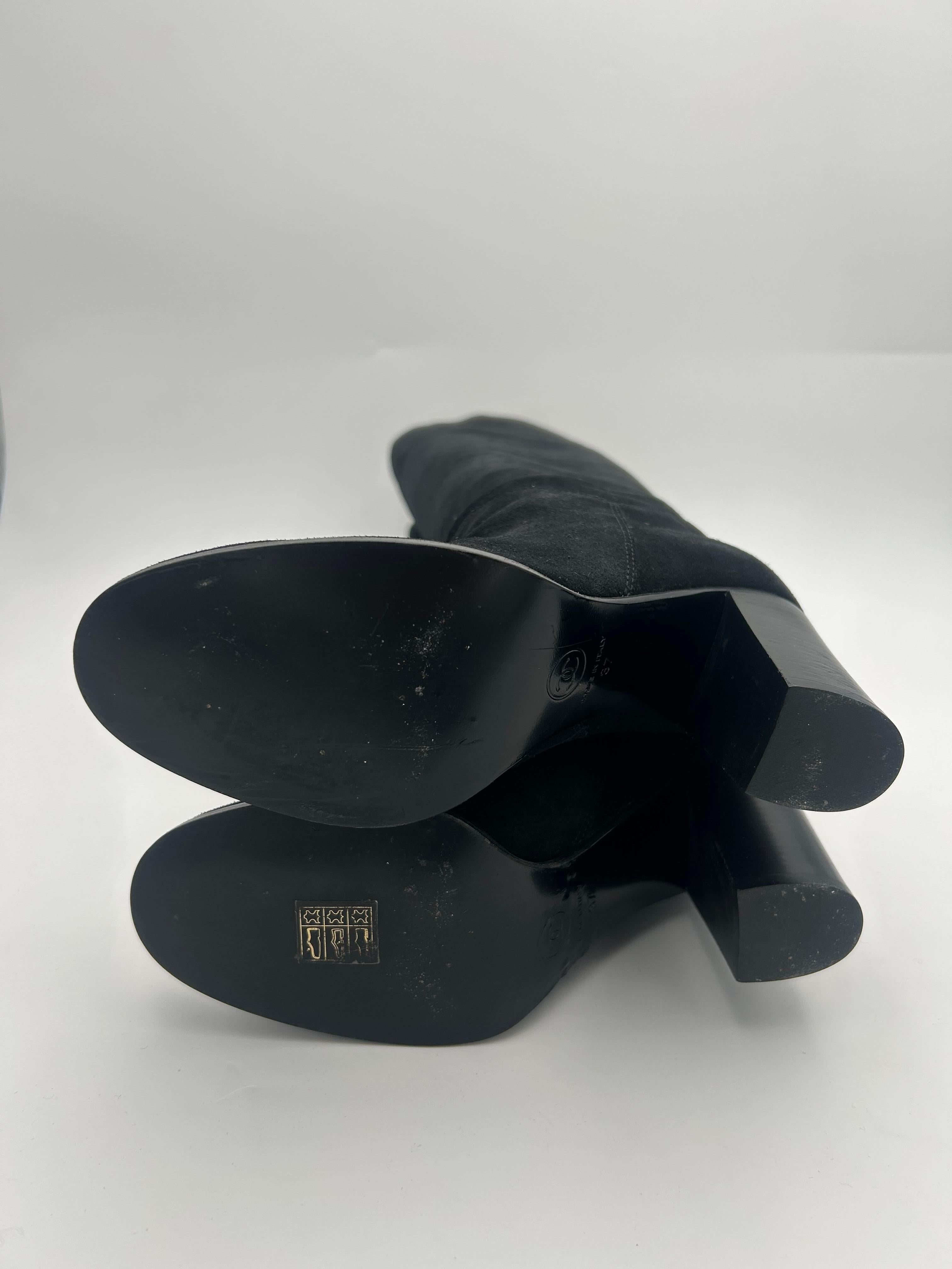 Chanel Knee High Black Suede Boots für Damen oder Herren im Angebot