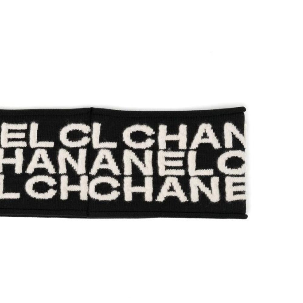 An old-school sports accessory, the revival of the headband has now made it a cool-girl necessity. Crafted from cashmere, this pre-owned 2021 black headband displays an all-over Chanel logo print. Perfect for cold weather, slick your roots back and