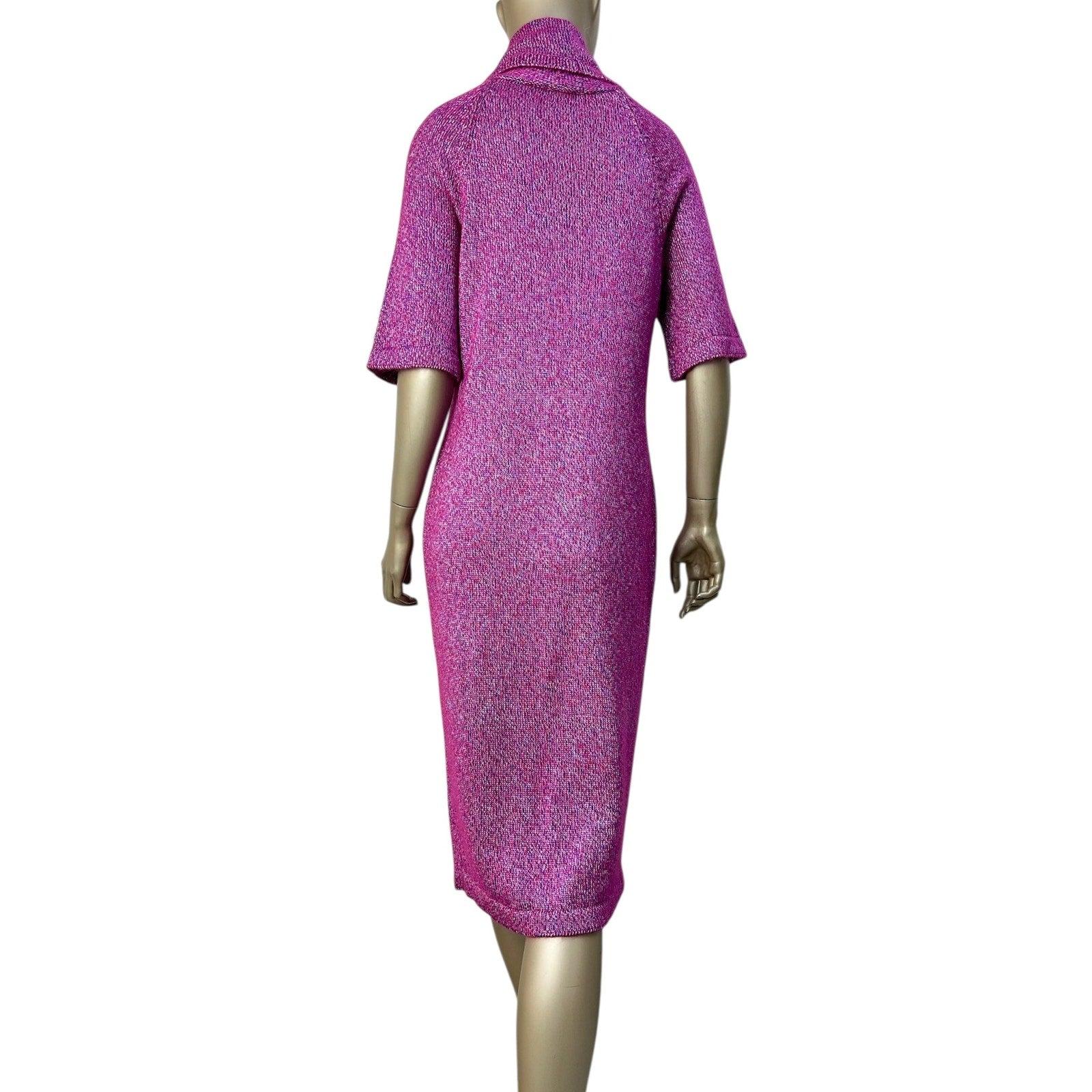 Gehen Sie stilvoll aus mit diesem umwerfenden Chanel Midikleid aus Strick! Dieses fuchsiafarbene Pulloverkleid aus der FW 2015-Kollektion wurde von der Ikone Karl Lagerfeld entworfen und ist ein echtes Statement-Stück. Er besteht aus einer