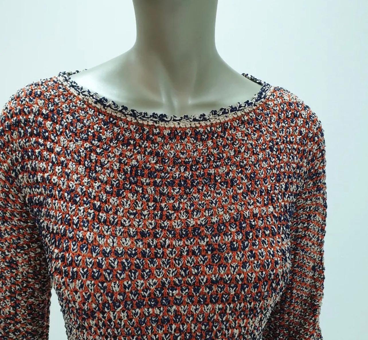 This boatneck Chanel knit pullover top in a colorful mix of orange, blue, & beige, with a goldtone accented belt looks great with everything and is far from neutral. Between waffle and chunky.

Pullover-Sz.36Fr

Shorts -38Fr


2 pieces