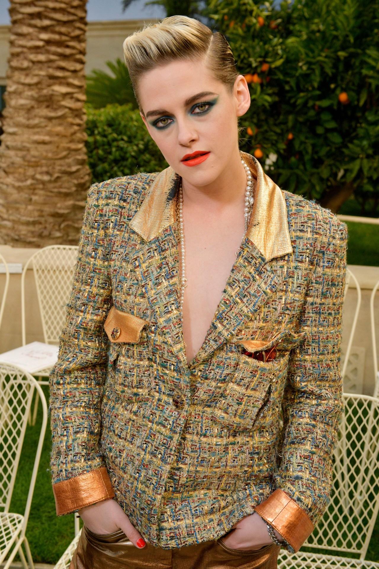 As seen on Kristen Stewart! Bestseller of the Collection
Absolutely stunning Chanel jacket made of the most beautiful and expensive Lesage tweed : from Runway of Paris / New-York / EGYPT 2019 Collection, Metiers d'Art
- CC logo jewel Gripoix