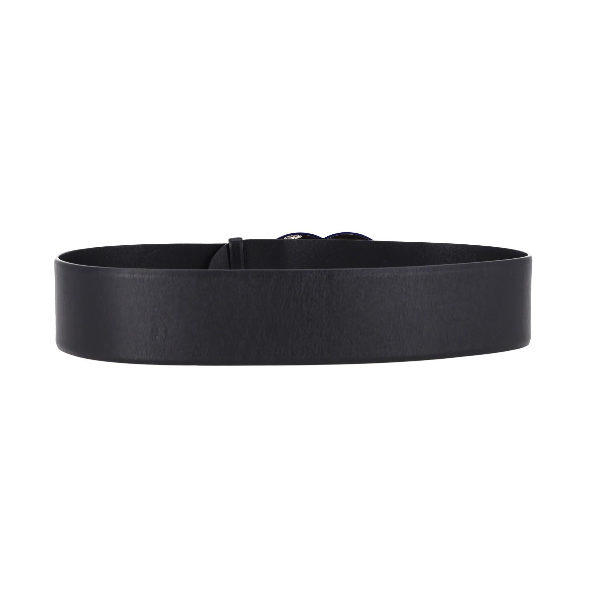 Chanel La Pausa 'CC' Logo Leather Belt

Black leather belt with a royal blue resin/plexiglas and crustal large buckle in the shape of a large 'CC' logo.

The buckle having the words 'LA PAUSA' in contrasting white colour.

From the Chanel La Pausa