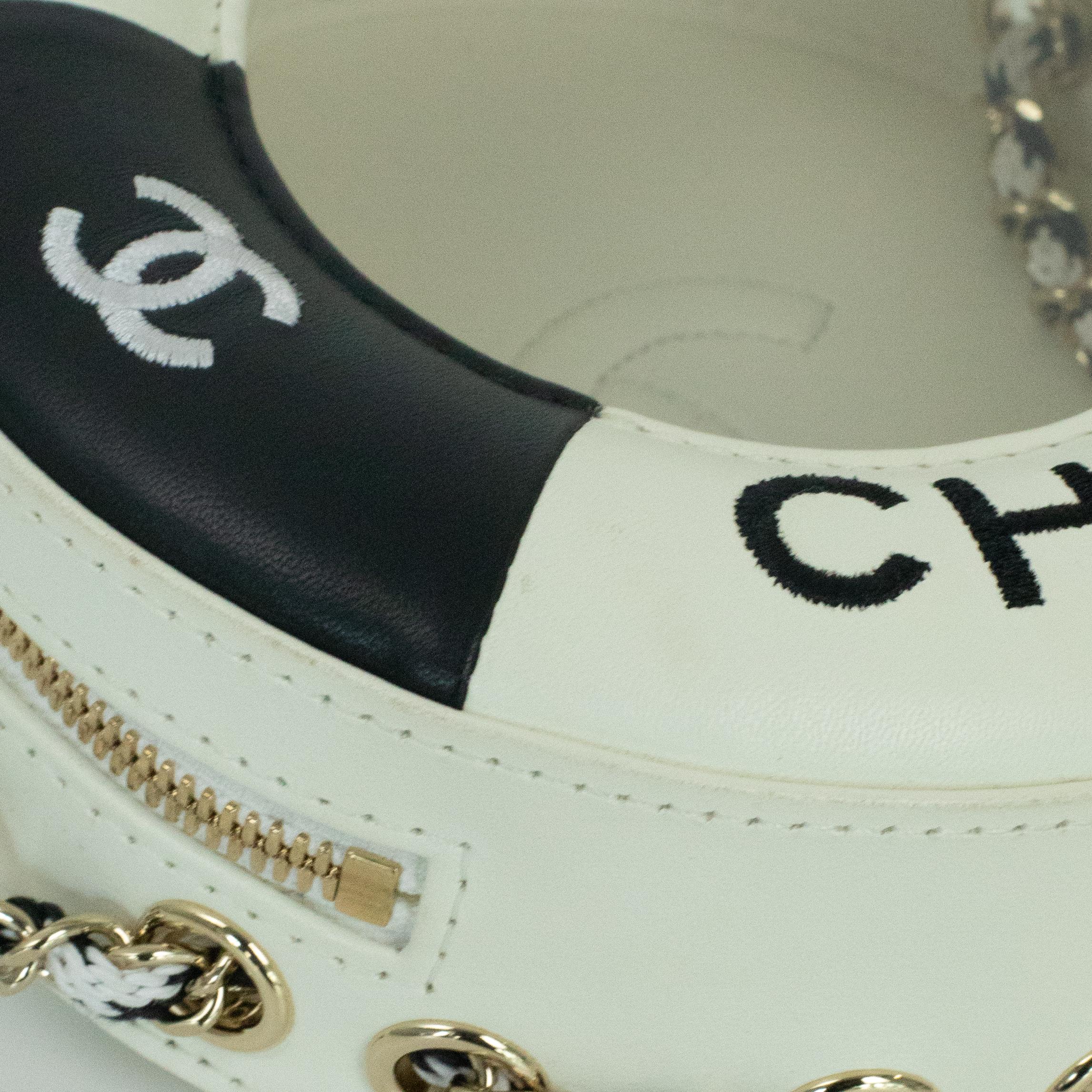 Chanel, La pausa in white leather 8