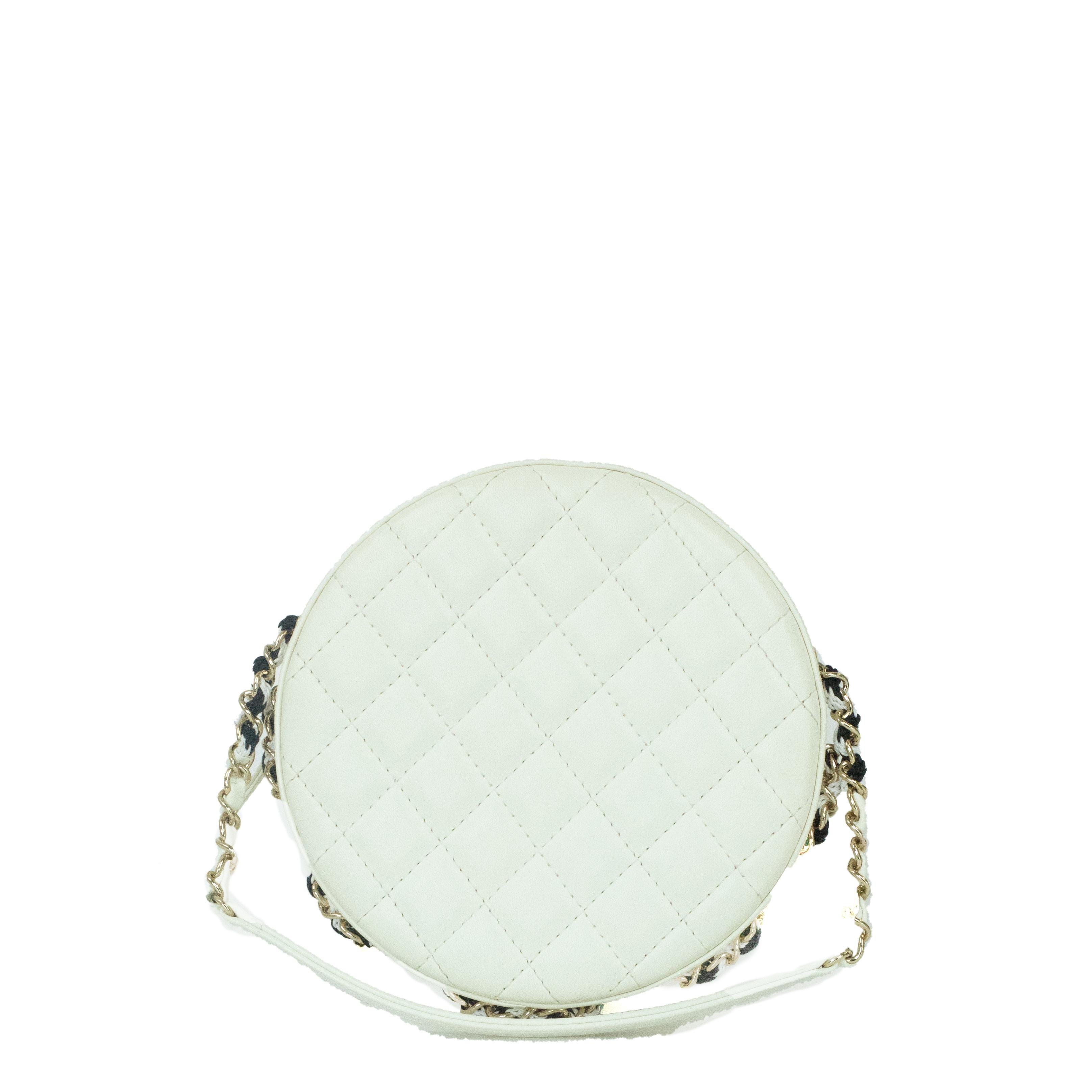 Gray Chanel, La pausa in white leather