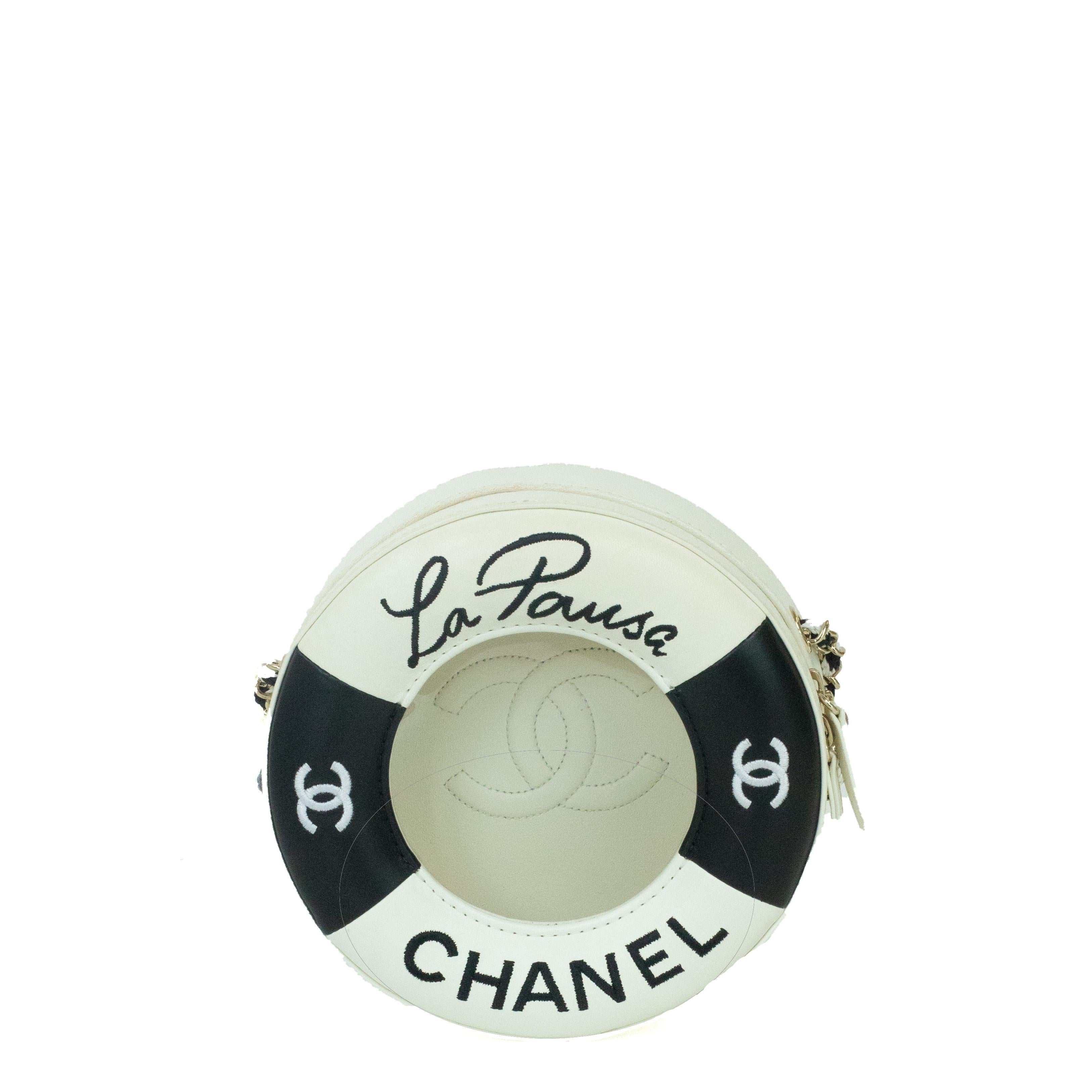 - Designer: CHANEL
- Model: La pausa
- Condition: Very good condition. Sign of wear on Leather
- Accessories: Dustbag, Authenticity Card
- Measurements: Width: 17cm, Height: 17cm , Depth: 6cm , Strap: 125cm 
- Exterior Material: Leather
- Exterior