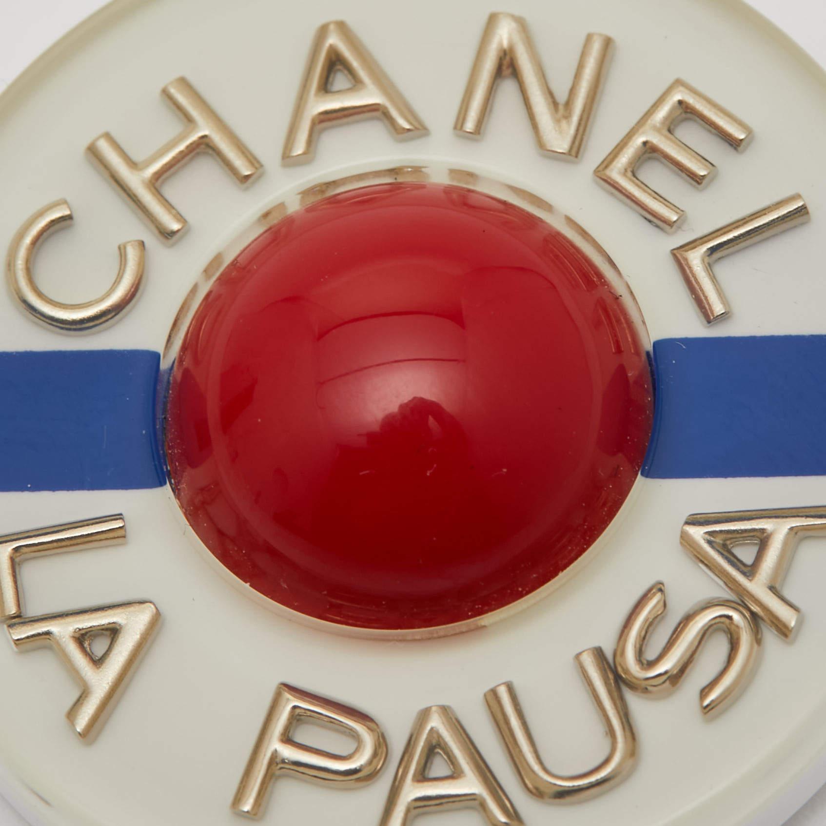 Chanel La Pausa Platinharz-Brosche in Goldtönen, Platin Damen im Angebot