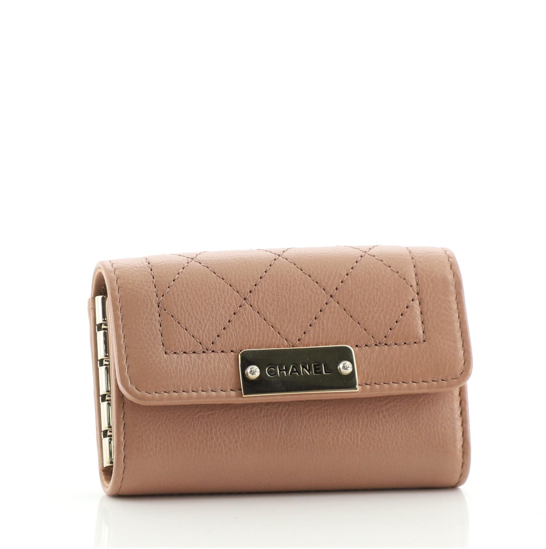 Chanel Label Click 4 Key Holder Quilted Calfskin
Neutral Calfskin

Condition Details: Minor wear and scuff in interior, scratches on hardware.

59278MSC

Height 