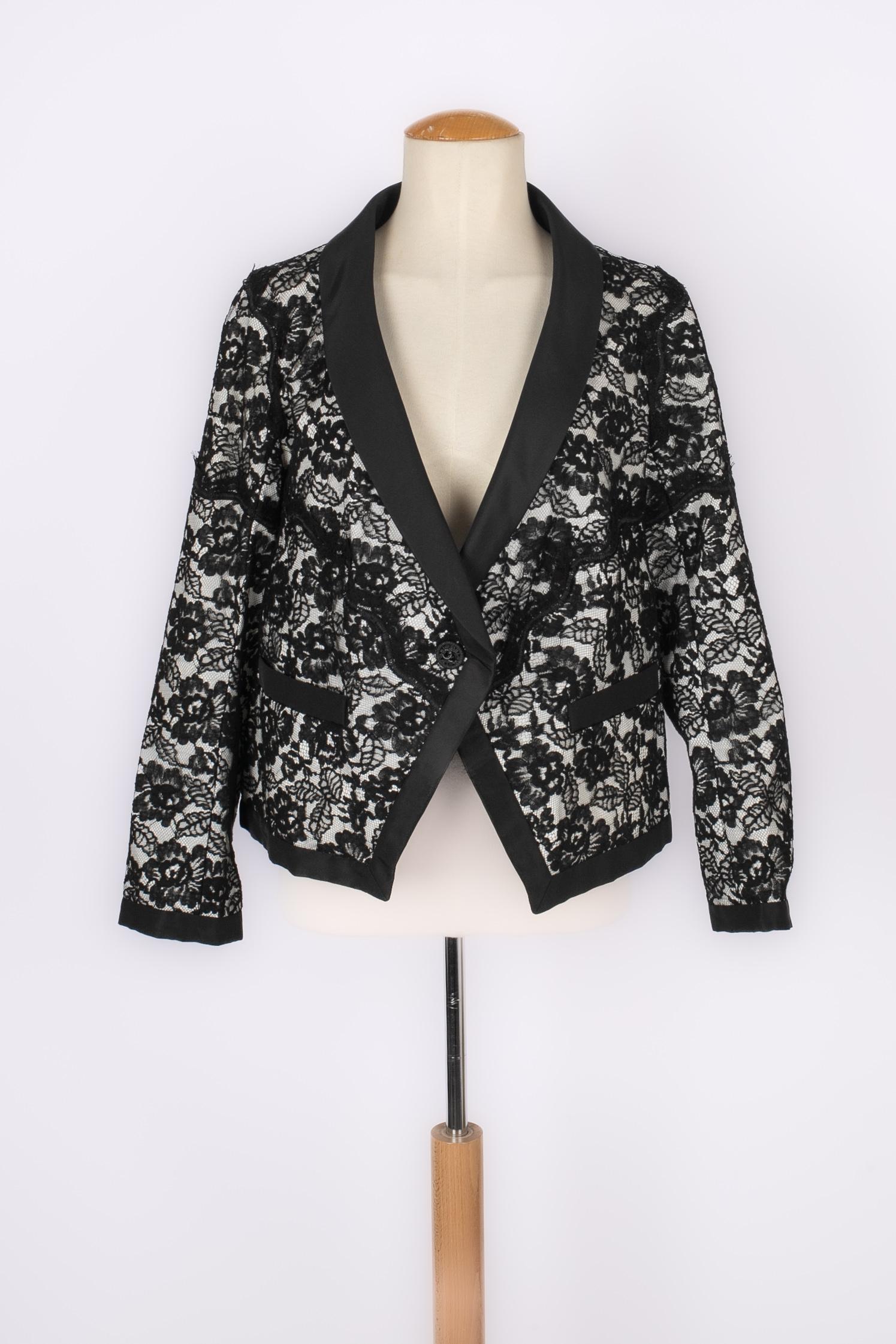 CHANEL - (Made in France) Black lace jacket with white lining. Size 44FR.
Condition:
Very good condition
Dimensions:
Shoulder width: 42 cm - Sleeve length: 53 cm - Length: 61 cm
SKU:FV143