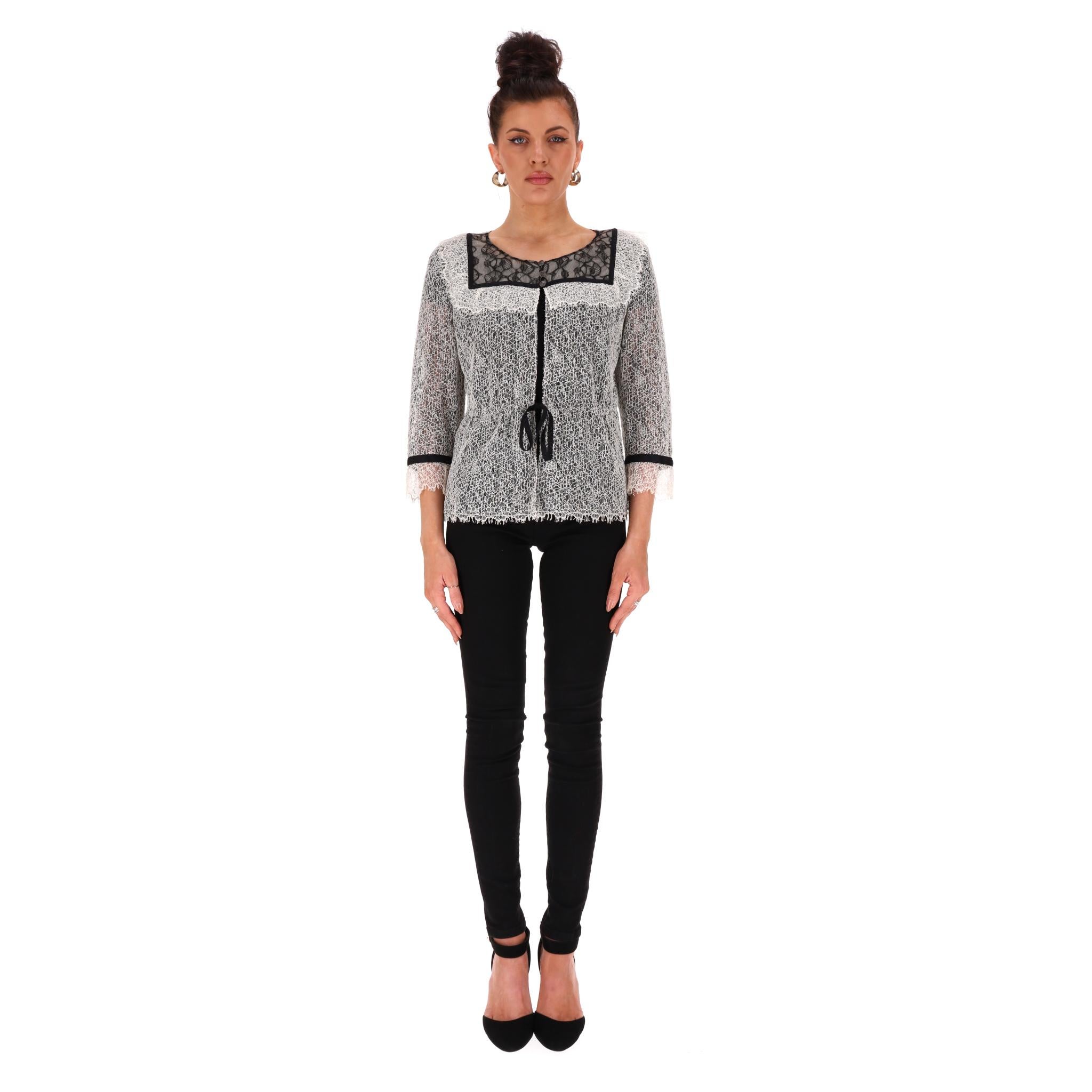 Top/Cardigan en dentelle de Chanel

Ce top de la saison printemps-été 2010 est orné d'une délicate dentelle florale à l'encolure.

Il est doté d'un triple bouton avec logo 