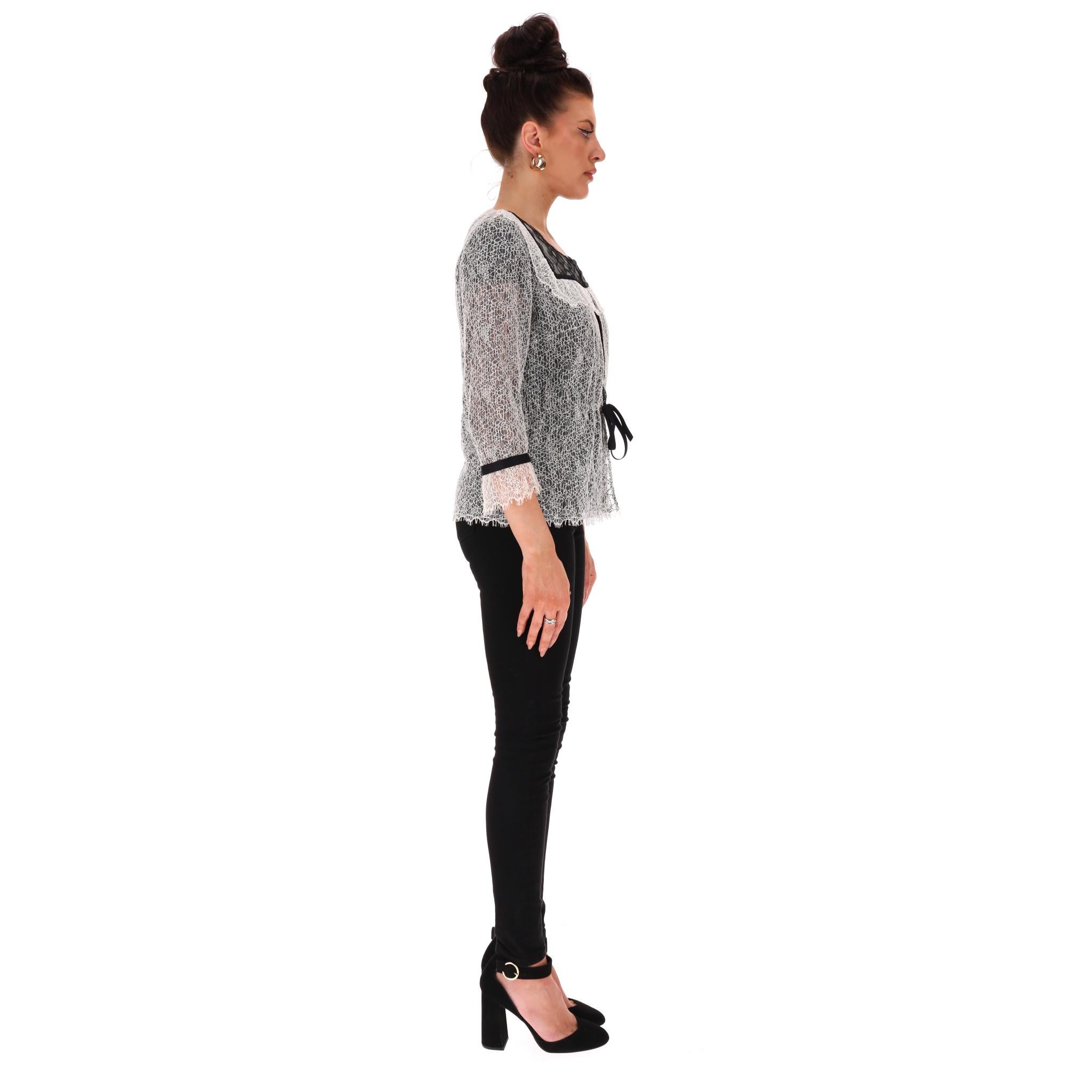 Gris Top/Cardigan en dentelle de Chanel en vente