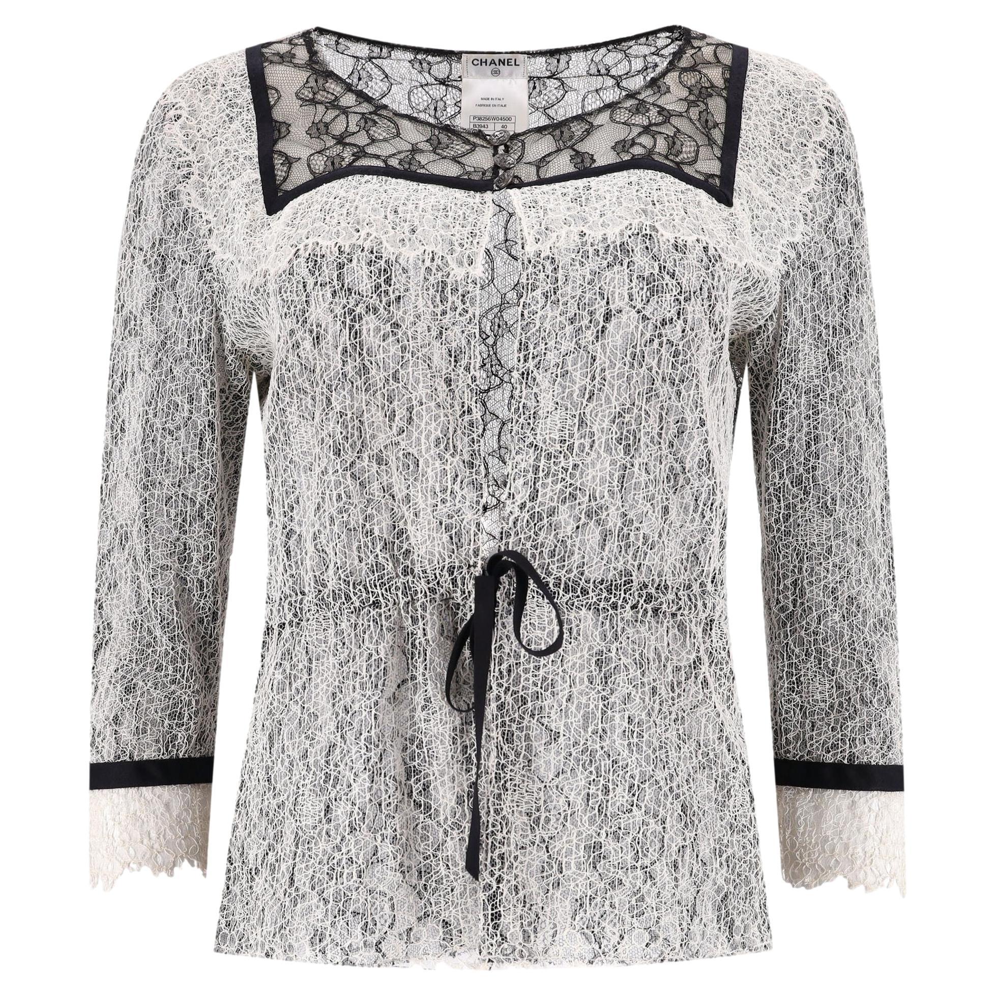 Top/Cardigan en dentelle de Chanel en vente
