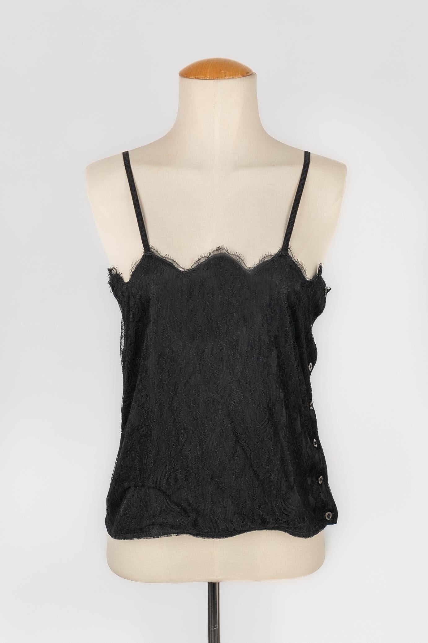 CHANEL - (Made in France) Black lace and silk top with thin straps. Missing size and composition labels, it fits a 36FR.

Condition:
Very good condition

Dimensions:
Chest: 40 cm - Length: 56 cm

SKU:FH59
