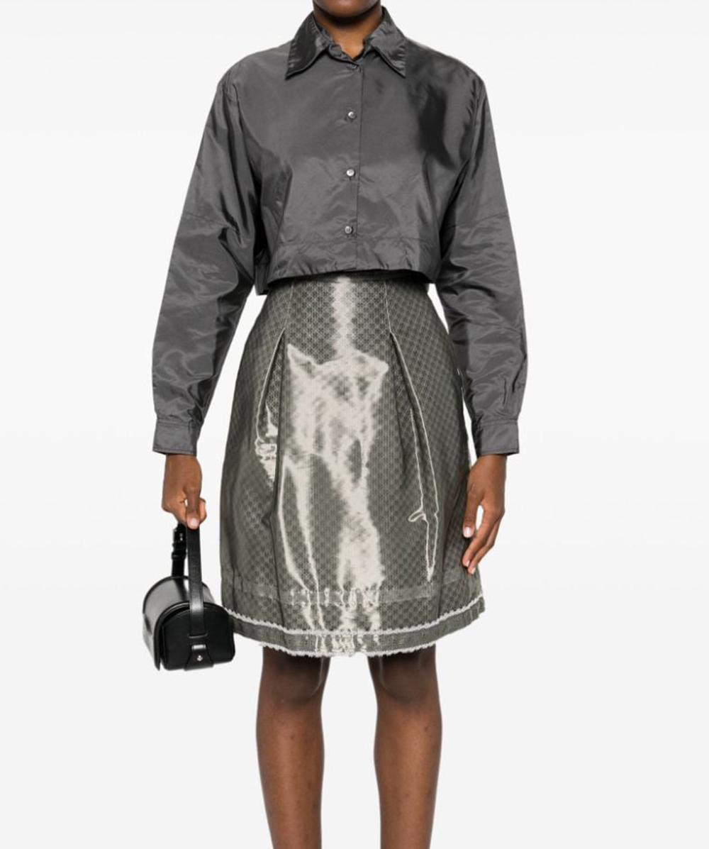 Chanel lace-trimmed miniskirt featuring high-shine finish, geometric print, CC-logo embossed button, high-waisted, lace trim, pleat detailing, side button fastening, silk lining, straight hem.
Circa: 2009
Composition:
Outer: Polyamide 77%, Silk