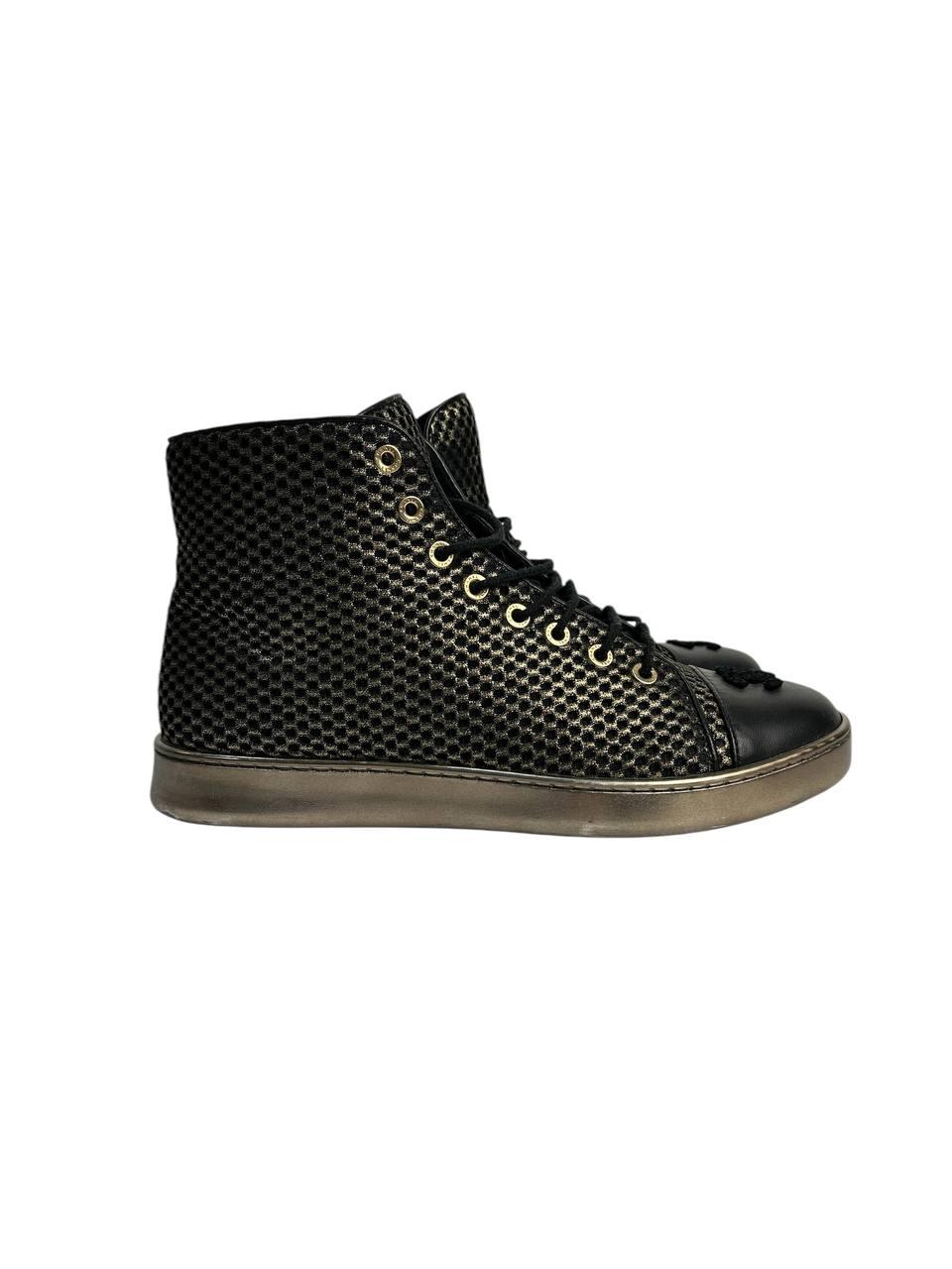 
Estas zapatillas de caña alta combinan comodidad y atractivo visual con una atrevida textura de malla dorada sobre una base negra. La puntera brillante y los ojales dorados añaden brillo al look. Un par llamativo y versátil que realza cualquier