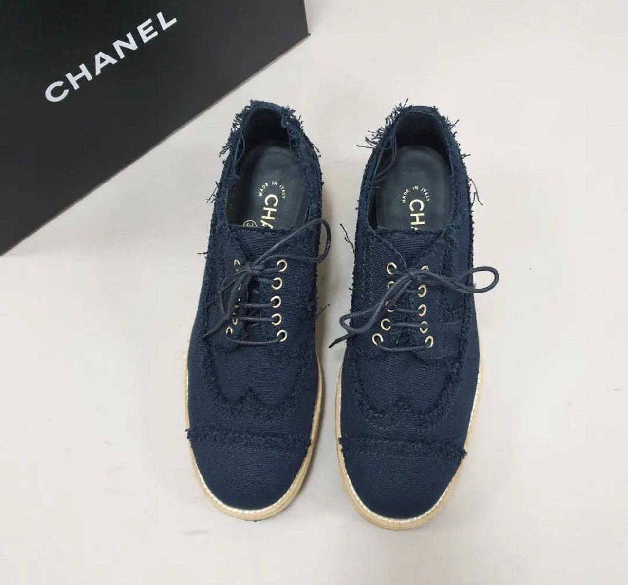 Chanel Lace-ups Navy Blue Oxfords In Good Condition For Sale In Krakow, PL