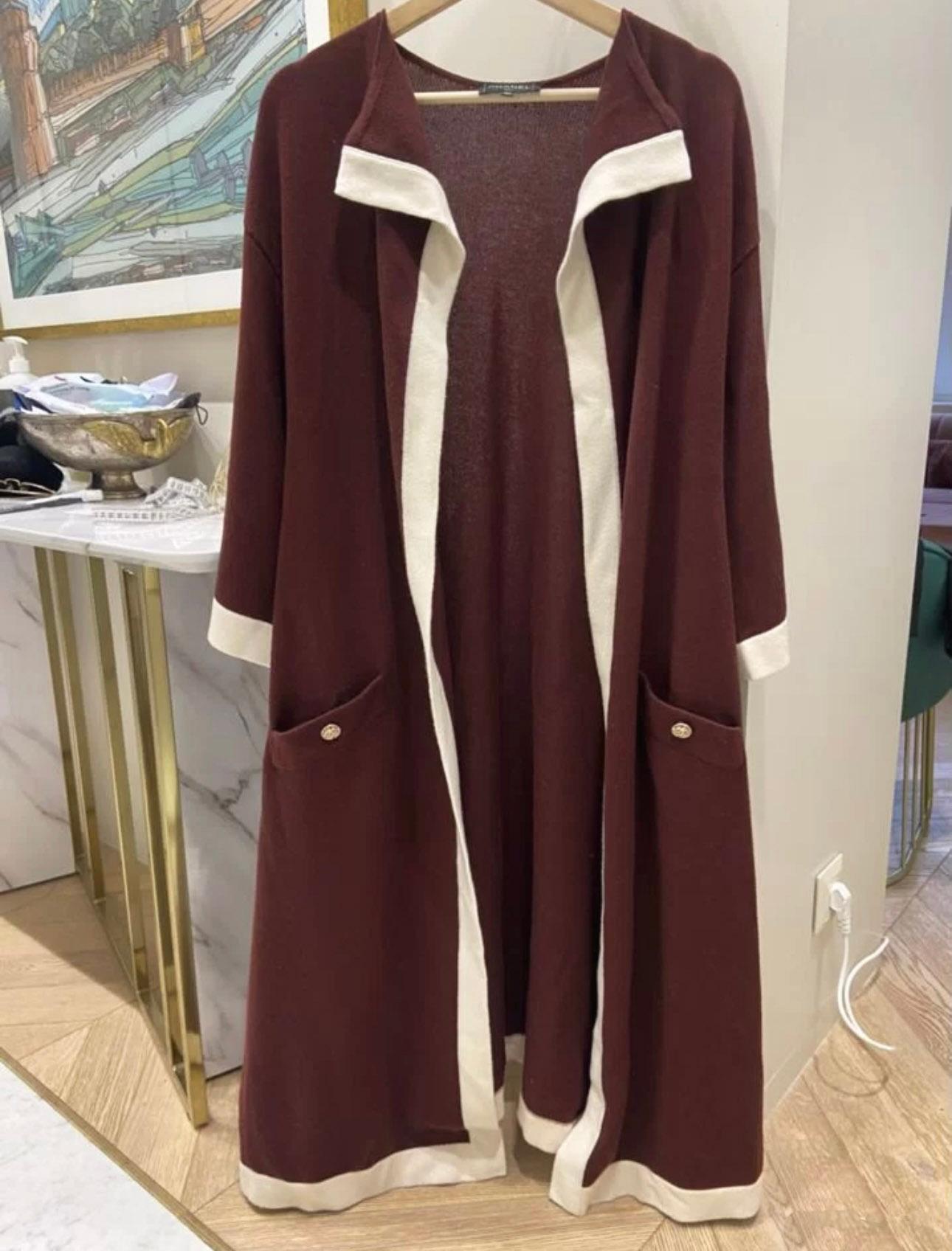 Chanel deep burgundy cashmere cardi coat with CC logo buttons: laconic and elegant silhouette in combo with finest material.
Size mark 34 FR. Condition is pristine.