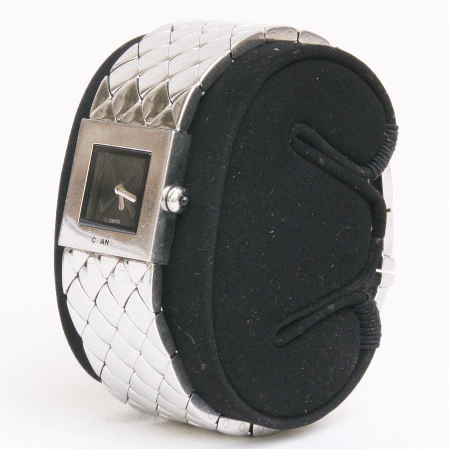 The box shape is square (2 x 2)
The watch's glass is sapphire with a black background. The letters CHANEL have lost the black mark (see photo)
It is in very good condition, despite some micro scratches of use.
Wrist circumference 18.5 cm, Bracelet