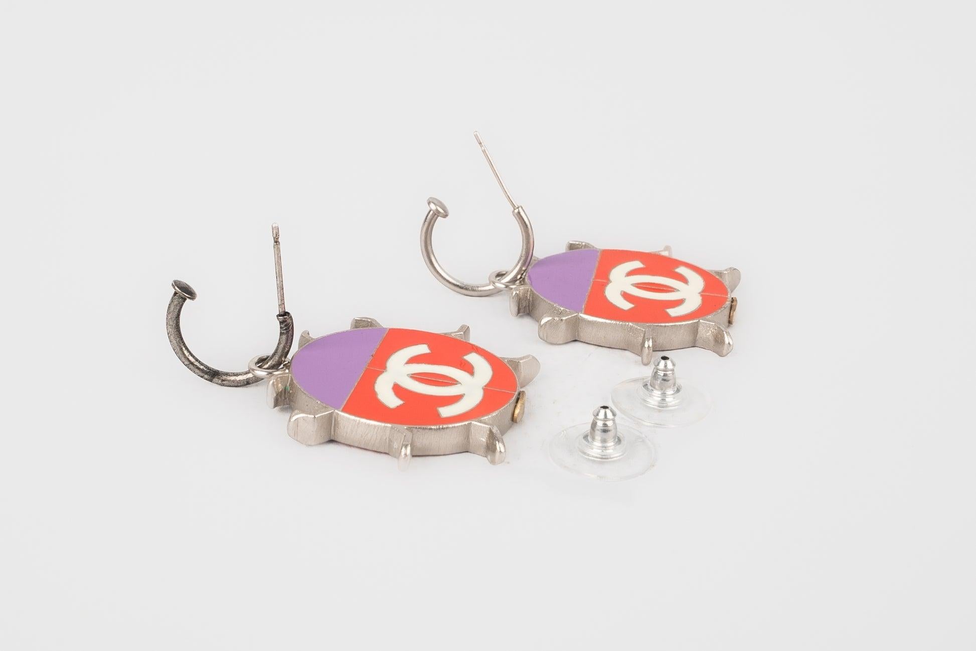 Chanel - (Made in France) Silvery metal earrings with enamel. 2004 Spring-Summer Collection.

Additional information:
Condition: Good condition
Dimensions: Height: 4 cm
Period: 21st Century

Seller Reference: BOB11BIS