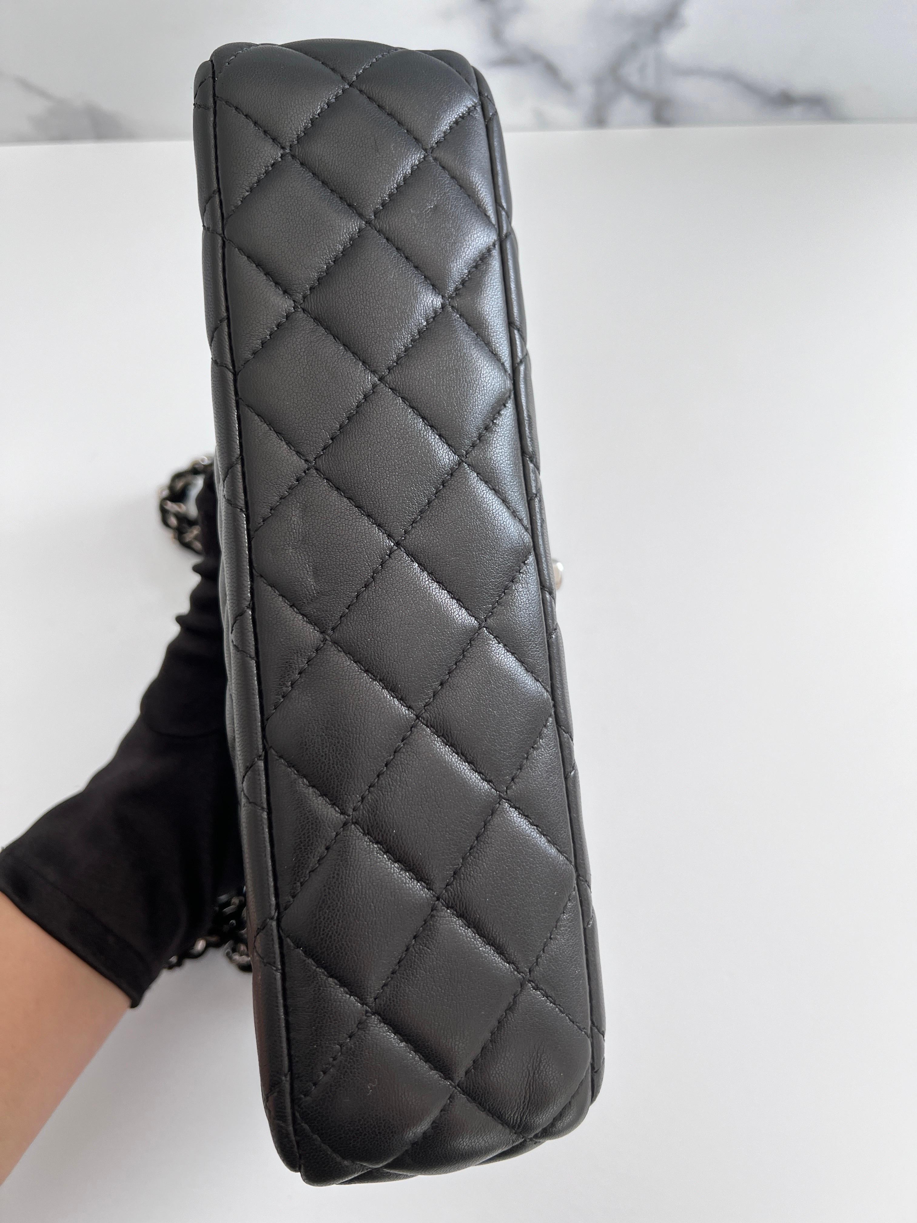 Sac à rabat moyen Ladybug de Chanel 9