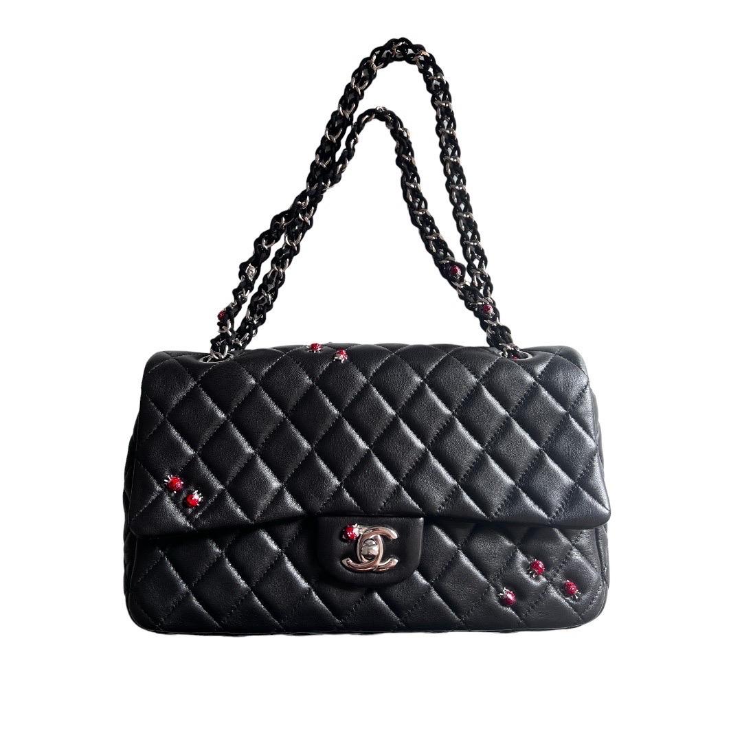 Ce superbe sac à rabat moyen en édition limitée à l'effigie d'une coccinelle a été présenté lors de la collection printemps-été 2011 de Chanel. 

* Cuir d'agneau matelassé noir
* Quincaillerie argentée
* L'intérieur est doublé d'un textile ton sur