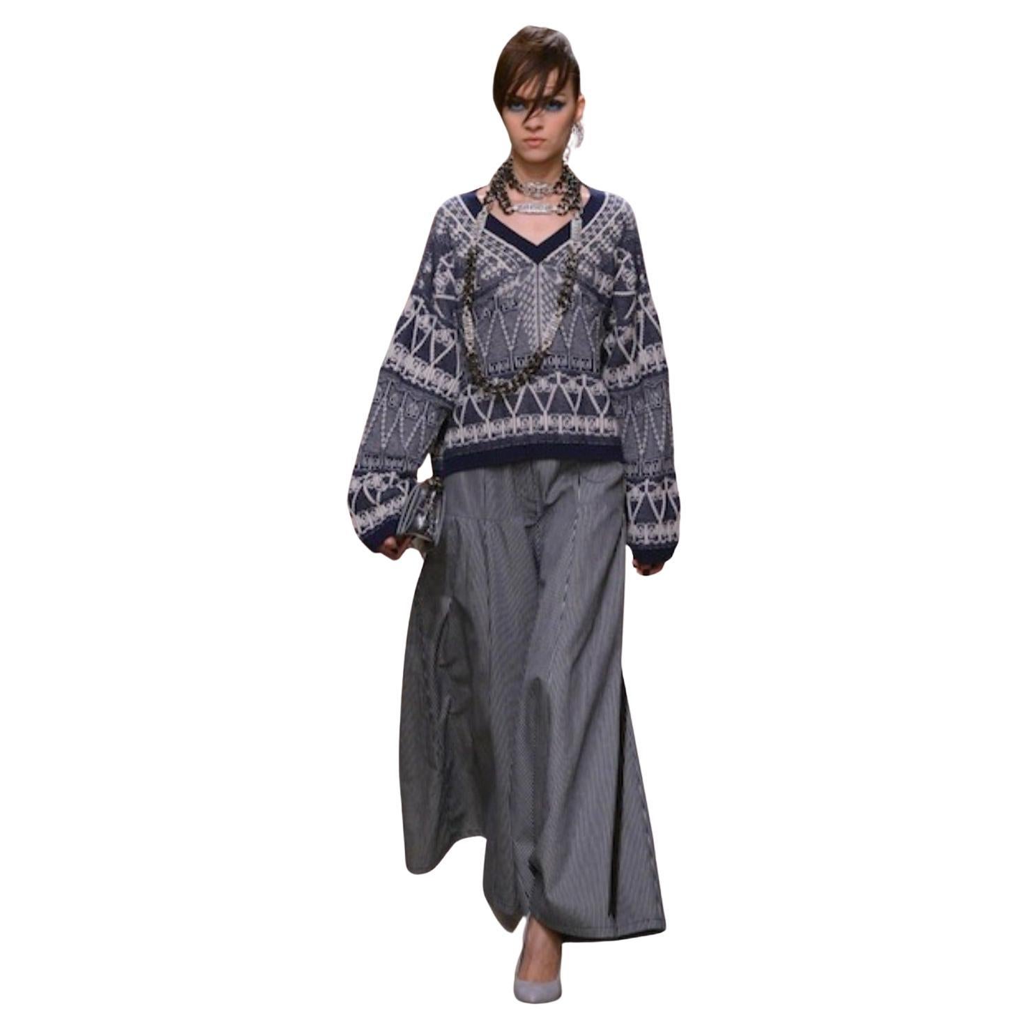 Chanel & Lagerfeld Resort 2014 14C Kaschmirpullover Pullover Singapur Laufsteg
Kreativdirektor: Karl Lagerfeld
Collection'S: Chanel Cruise 2013 / 2014 (Look 19/80)
Stil: 2014 / P47559K06021 / MP827
Land der Produktion: Vereinigtes Königreich
Diese