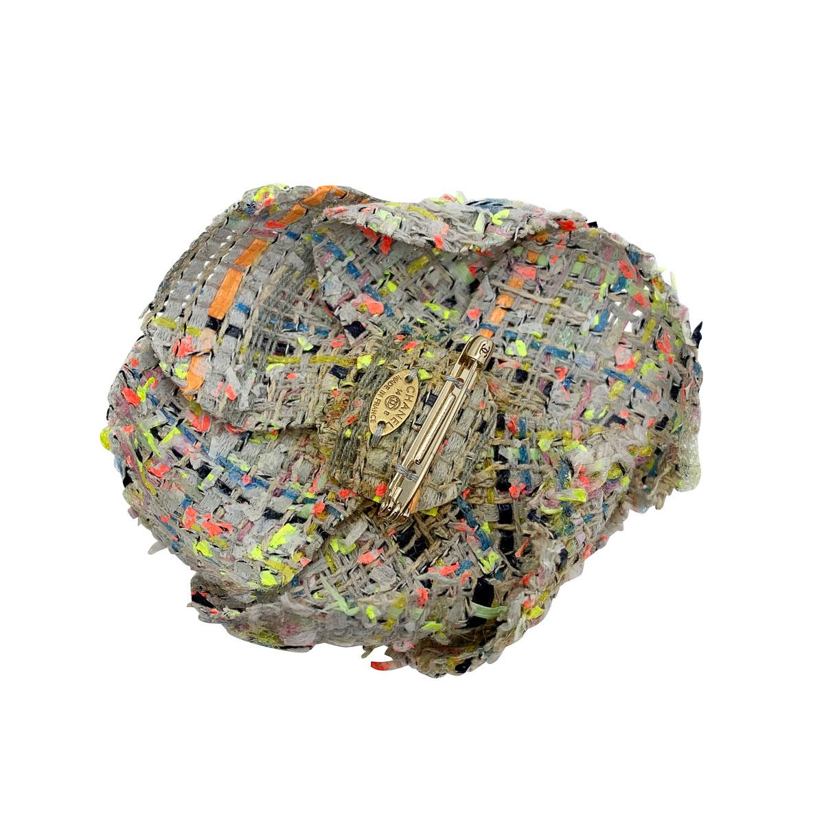 De las mujeres Chanel LAGERFELD Colección Supermercado Broche de camelia de tweed 2014 en venta